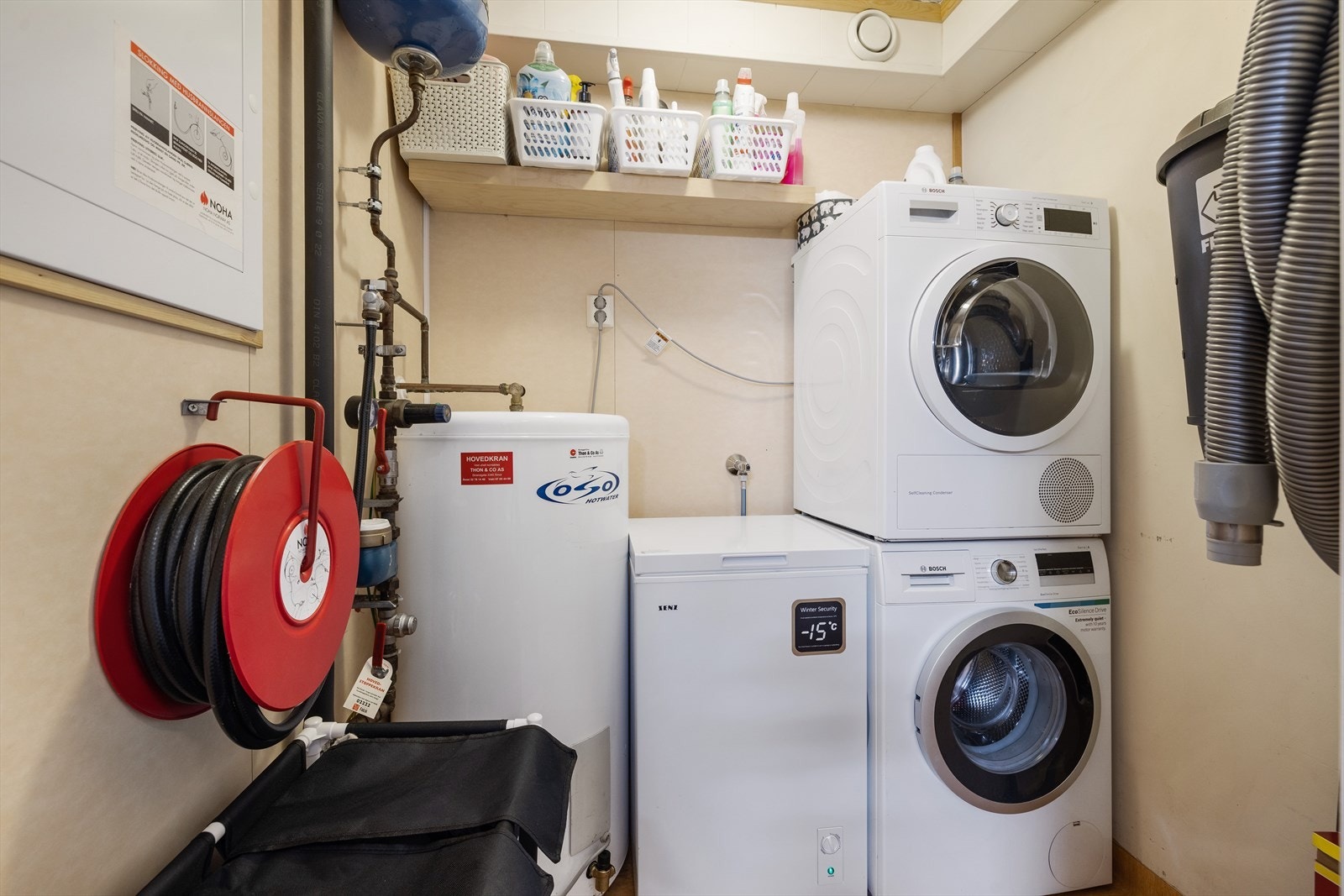 Teknisk rom med opplegg for vaskemaskin. Galleribilde