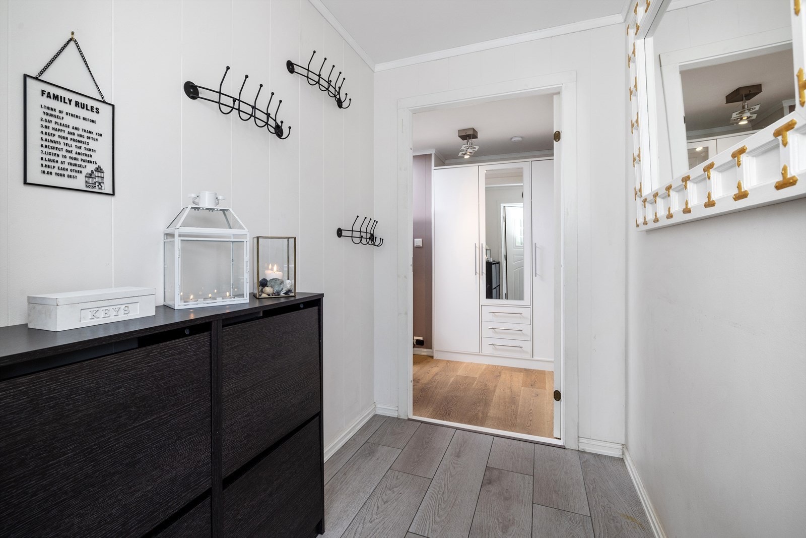 Velkommen inn! Lys entré med oppheng for yttertøy. Galleribilde