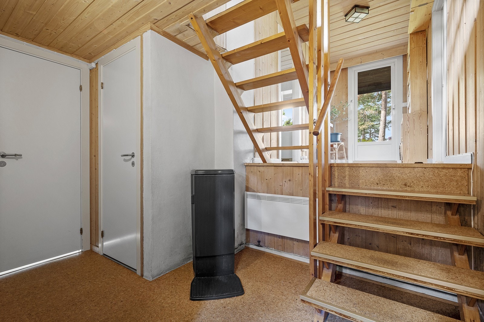 Trappegang med vedovn/kamin. Galleribilde