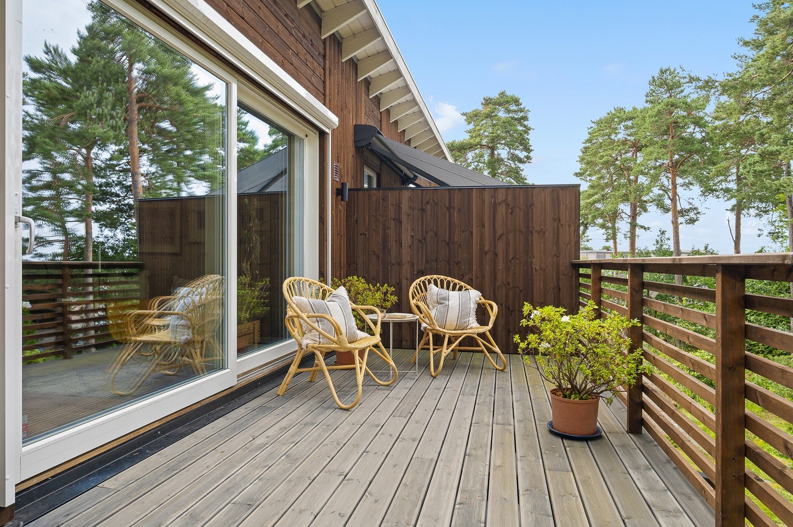 Nydelig veranda ut fra 4. plan mot vest. Solrike forhold. Galleribilde