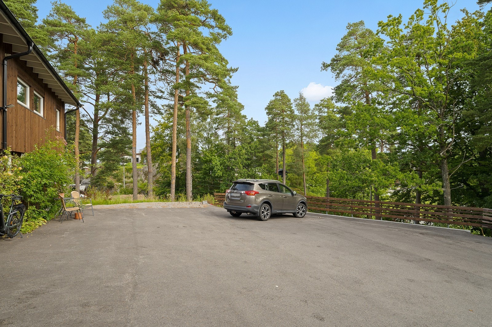 Parkering på gårdsplass ved boligen Galleribilde