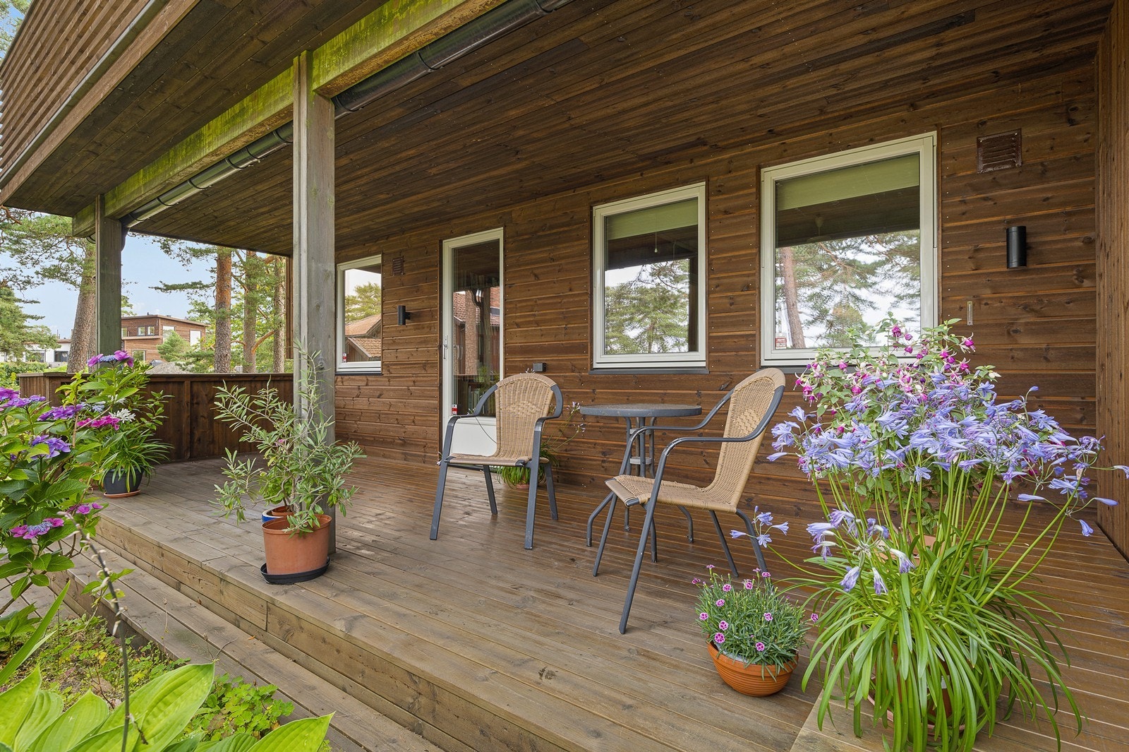 Fin terrasse ut mot naturskjønne omgivelser. Galleribilde