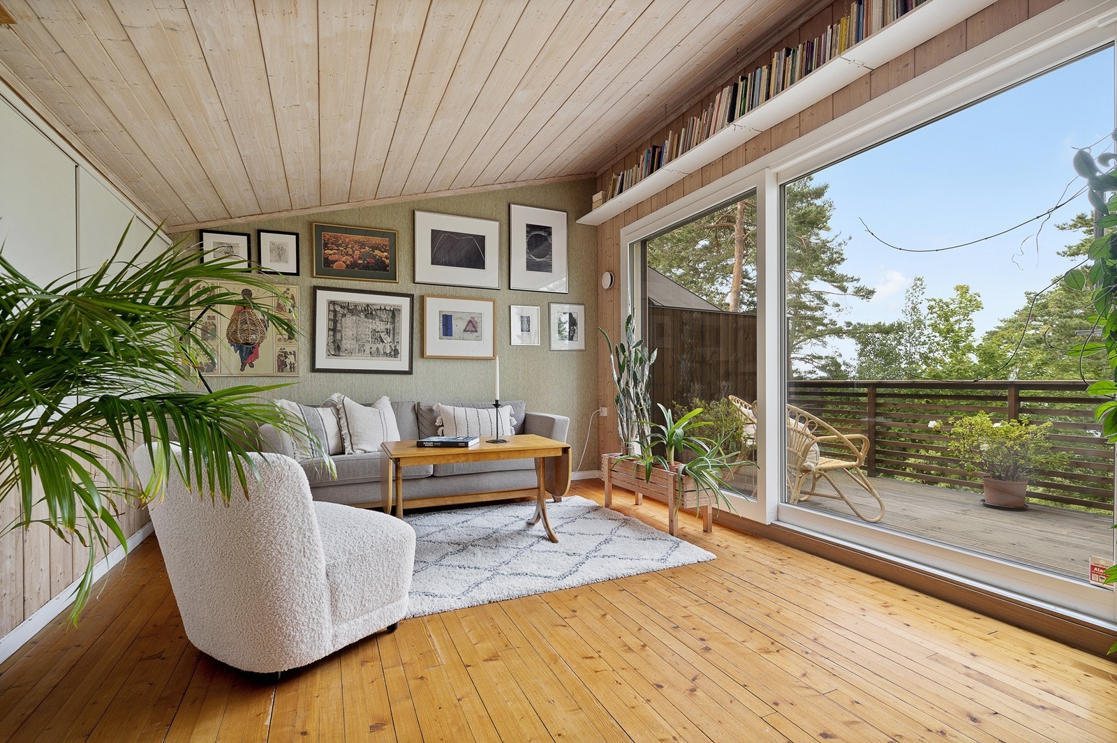 Stue i 4. plan med stor vindusflater som gir mye naturlig lys. Skyvedør ut til deilig, vestvendt veranda. Galleribilde
