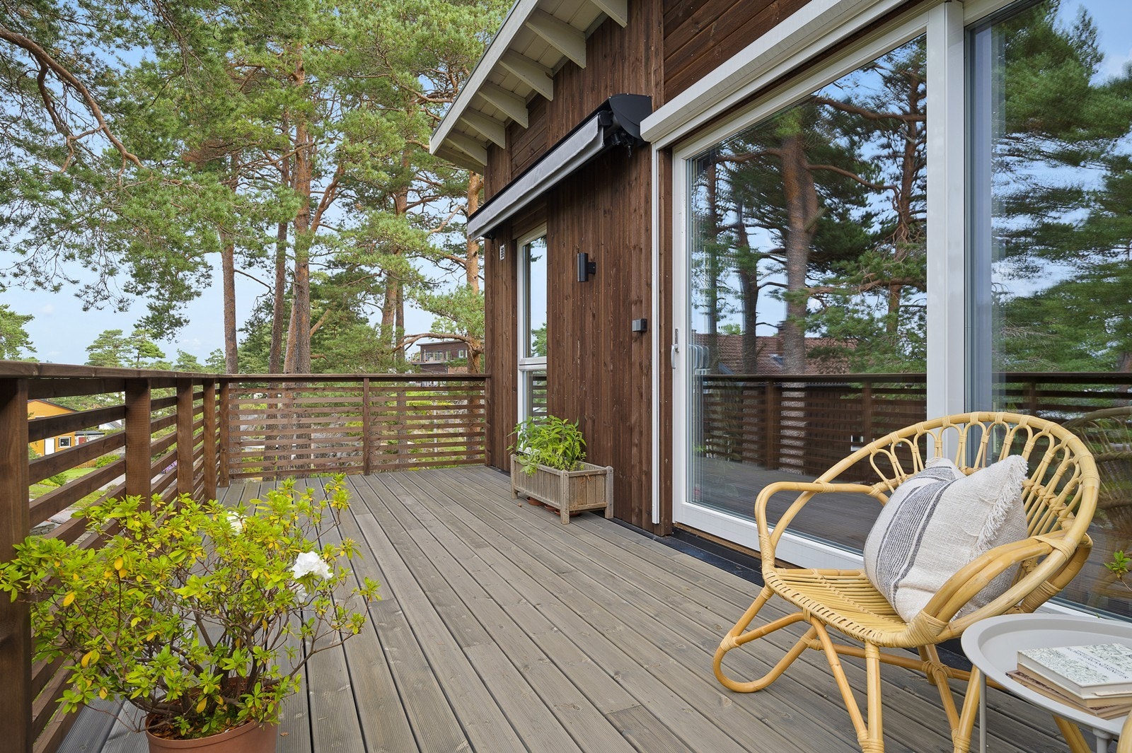 Terrasse ut fra stue i 4. plan mot vest med solrike forhold. Noe utsikt. Galleribilde