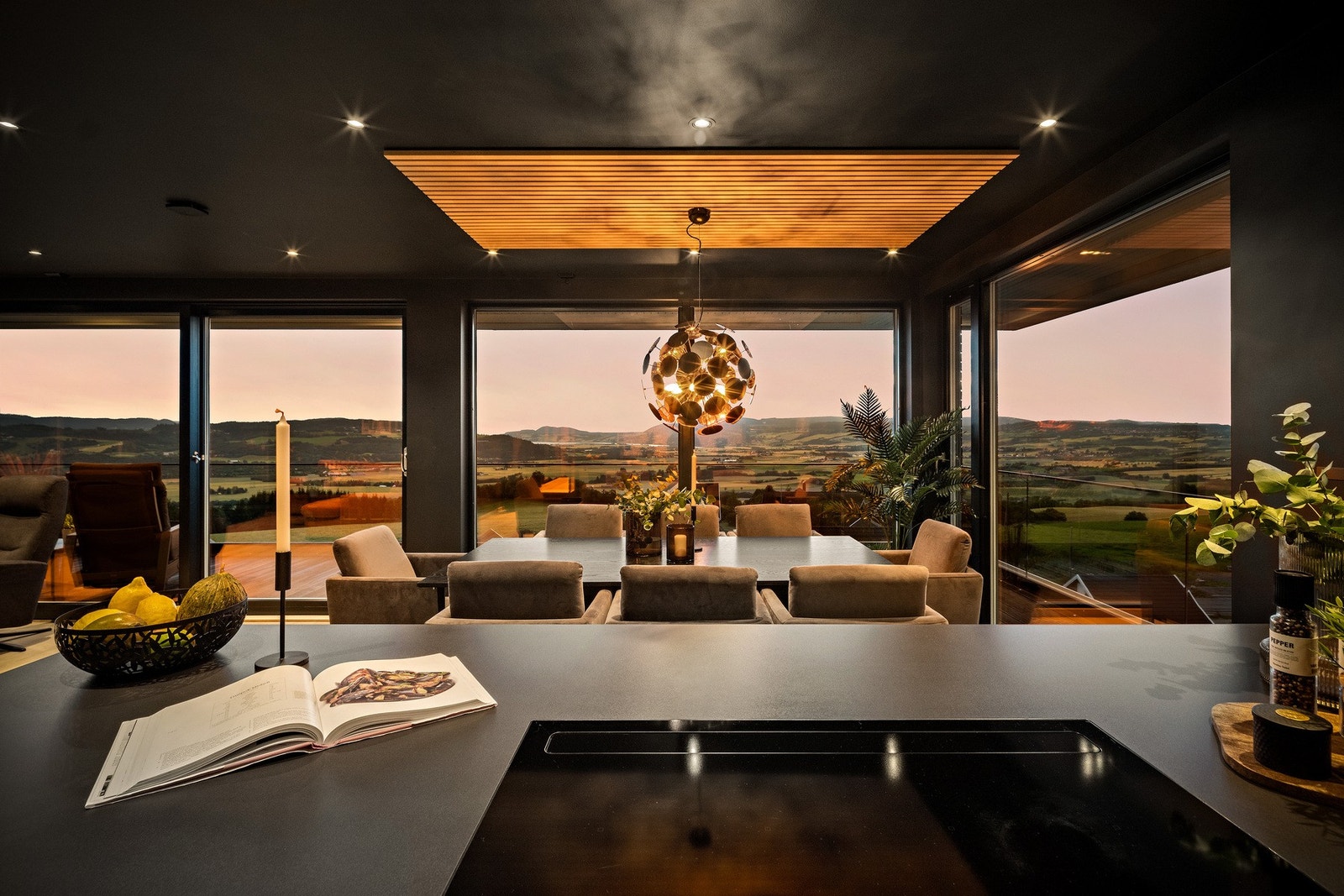 Inne i huset blir du møtt av en spektakulær utsikt Galleribilde