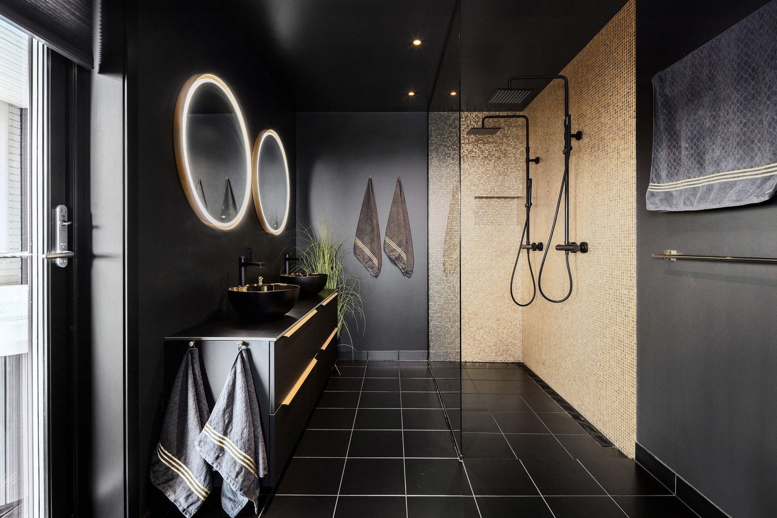 Rommet er tilknyttet et eget bad med dobbel regndusj og stor innredning med to vasker Galleribilde