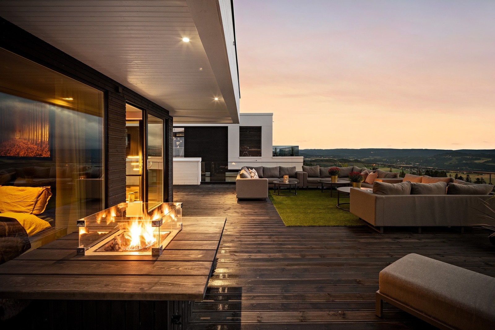 Deler av terrassen er overbygd. Mye utvendig belysning gir en fin atmosfære på kveldstid Galleribilde