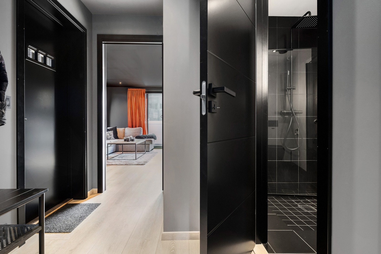 Denne leiligheten har også en egen inngangsdør og eget bad Galleribilde