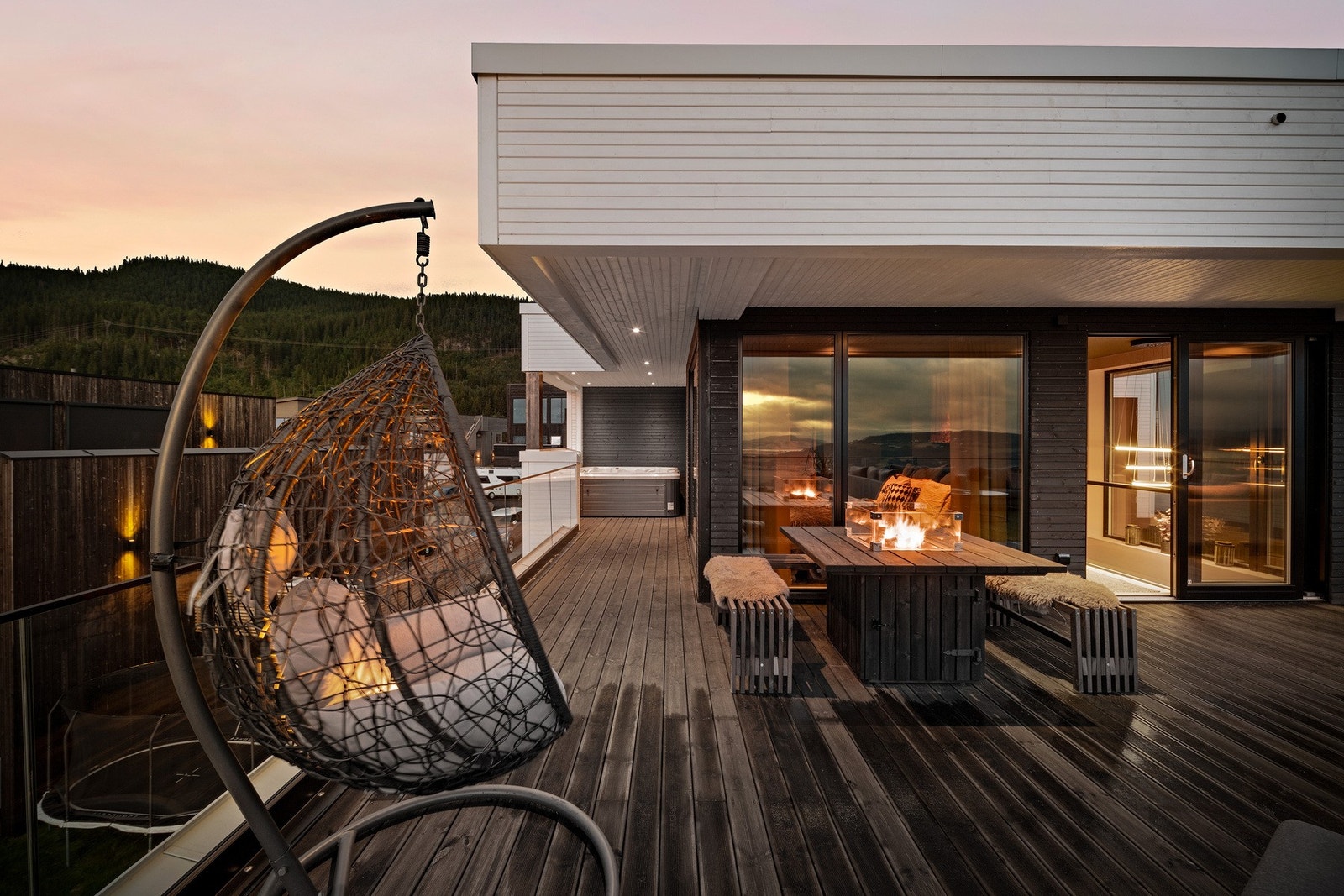 Fra jacuzzien kan du gå ut på den fantastiske terrassen Galleribilde