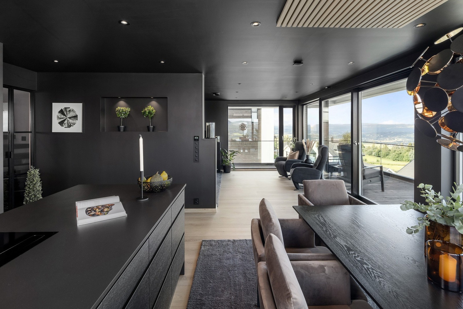 Det store huset oppvarmes med vannbåren gulvvarme Galleribilde