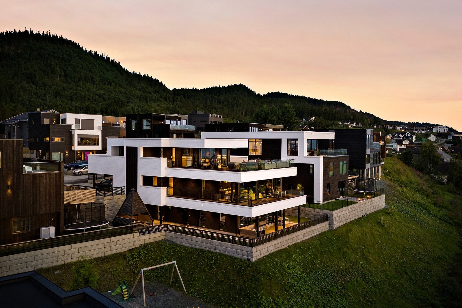 Velkommen til en spektakulær funkisbolig med fantastiske sol- og utsiktsforhold Galleribilde