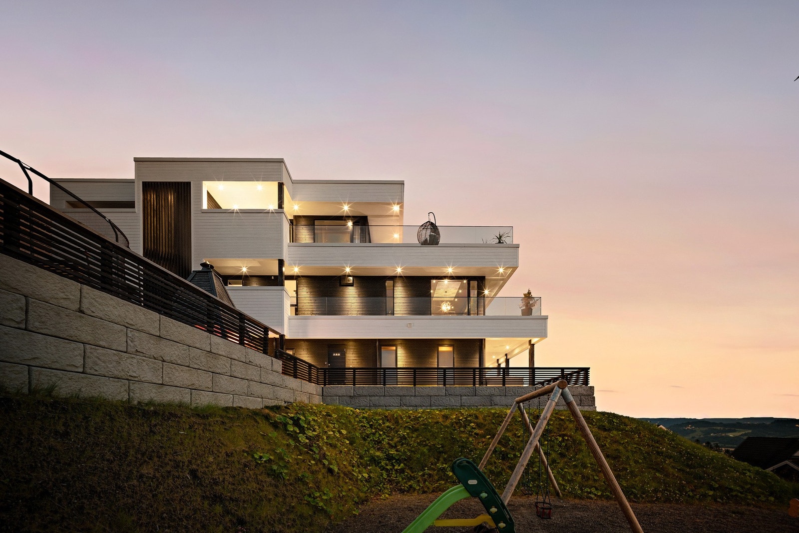 Huset har et spektakulært utseende! Flott tomt på "fremste rad" grensende mot en av områdets lekeplasser Galleribilde