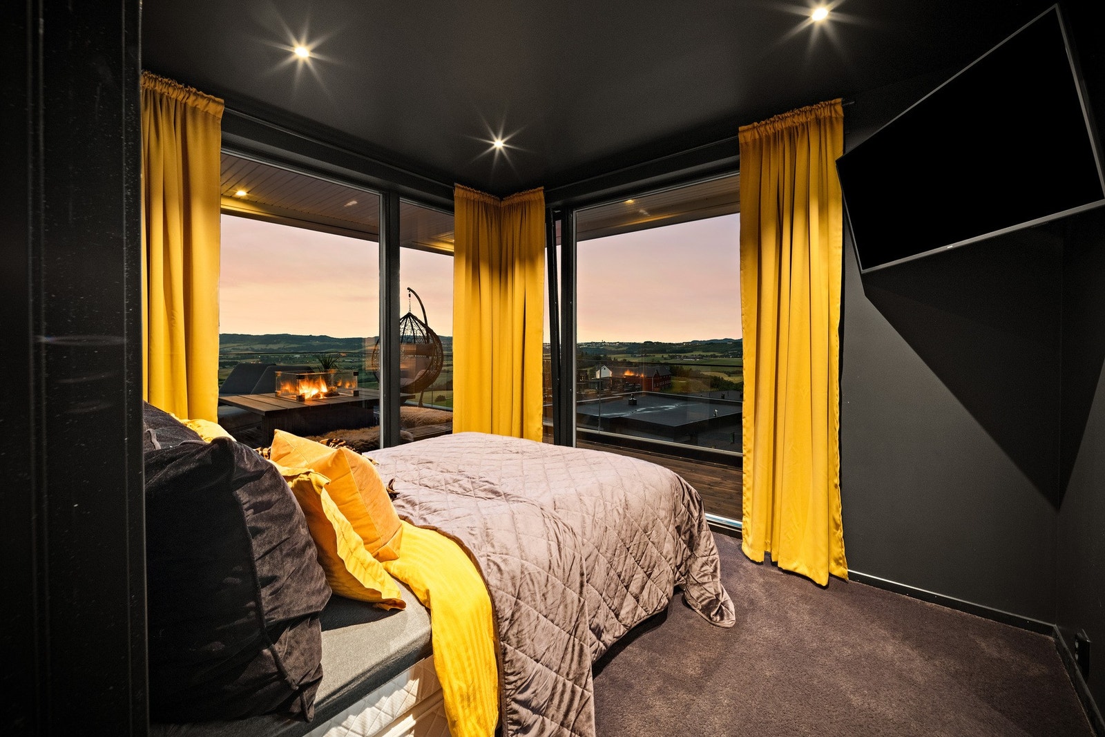 Herlig hovedsoverom med store vindusflater og en fantastisk utsikt Galleribilde