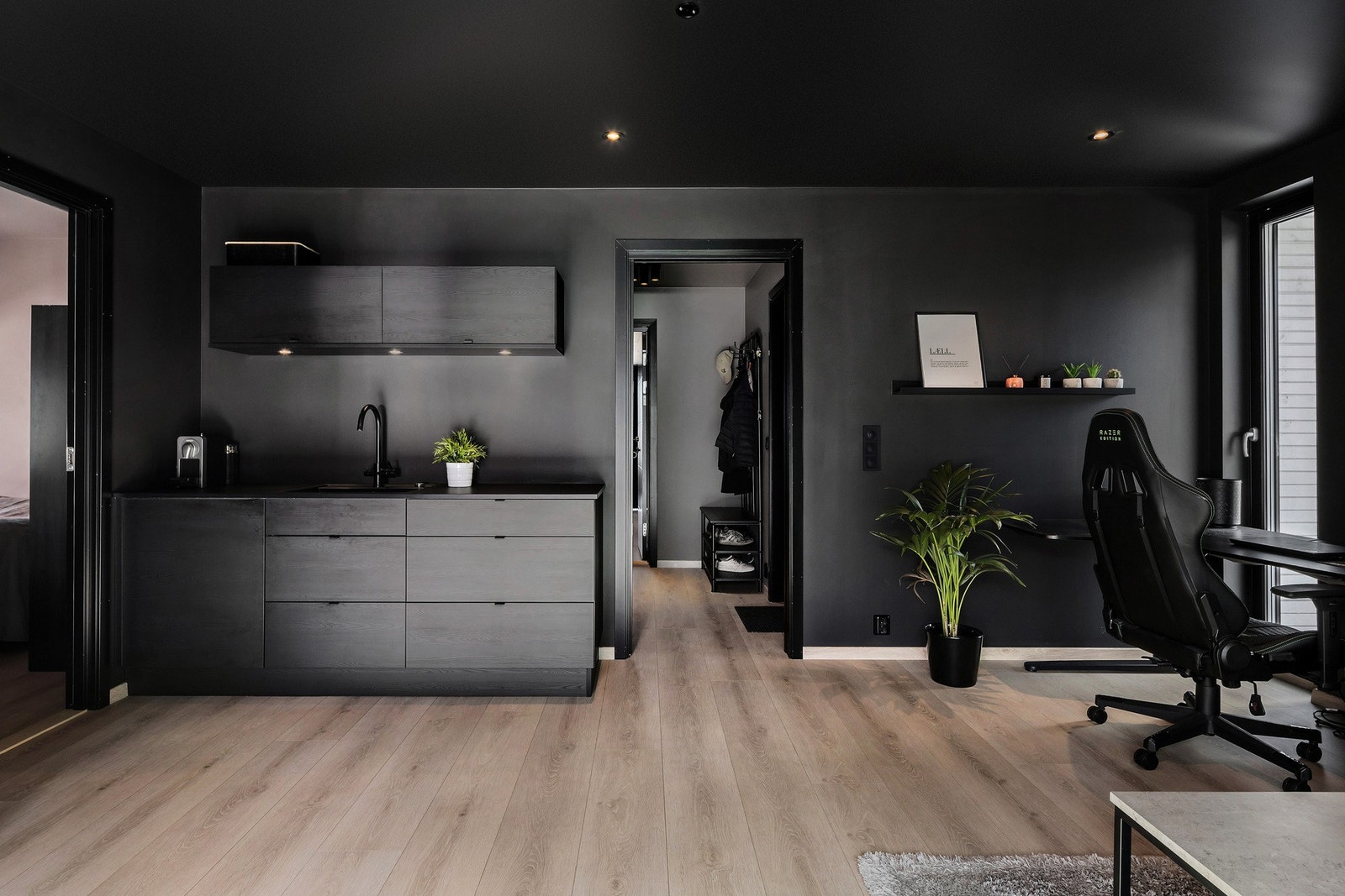 Leiligheten består av hybelkjøkken, soverom, stue, bad og gang. Estimert leieinntekt er ca. 8-10.000,- pr mnd. Det er branndør inn slik at du fint kan bruke hele etasjen selv Galleribilde