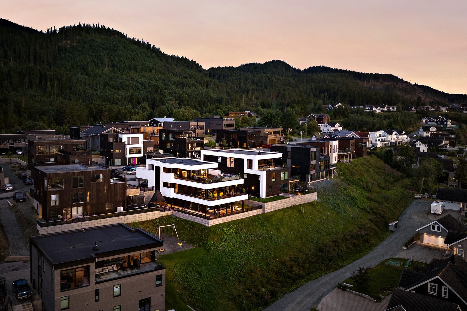 Løvsethaugen er et nyetablert boligfelt helt i enden av Løvset. Her har du direkte tilgang til Vassfjellets fantastiske turløyper og kort vei til bussholdeplass i Hesttrøa Galleribilde