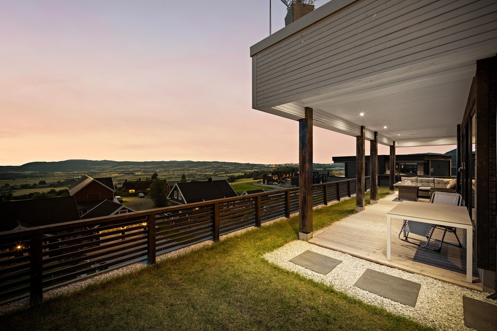 Pent opparbeidet tomt med stor markterrasse til den største utleiedelen Galleribilde