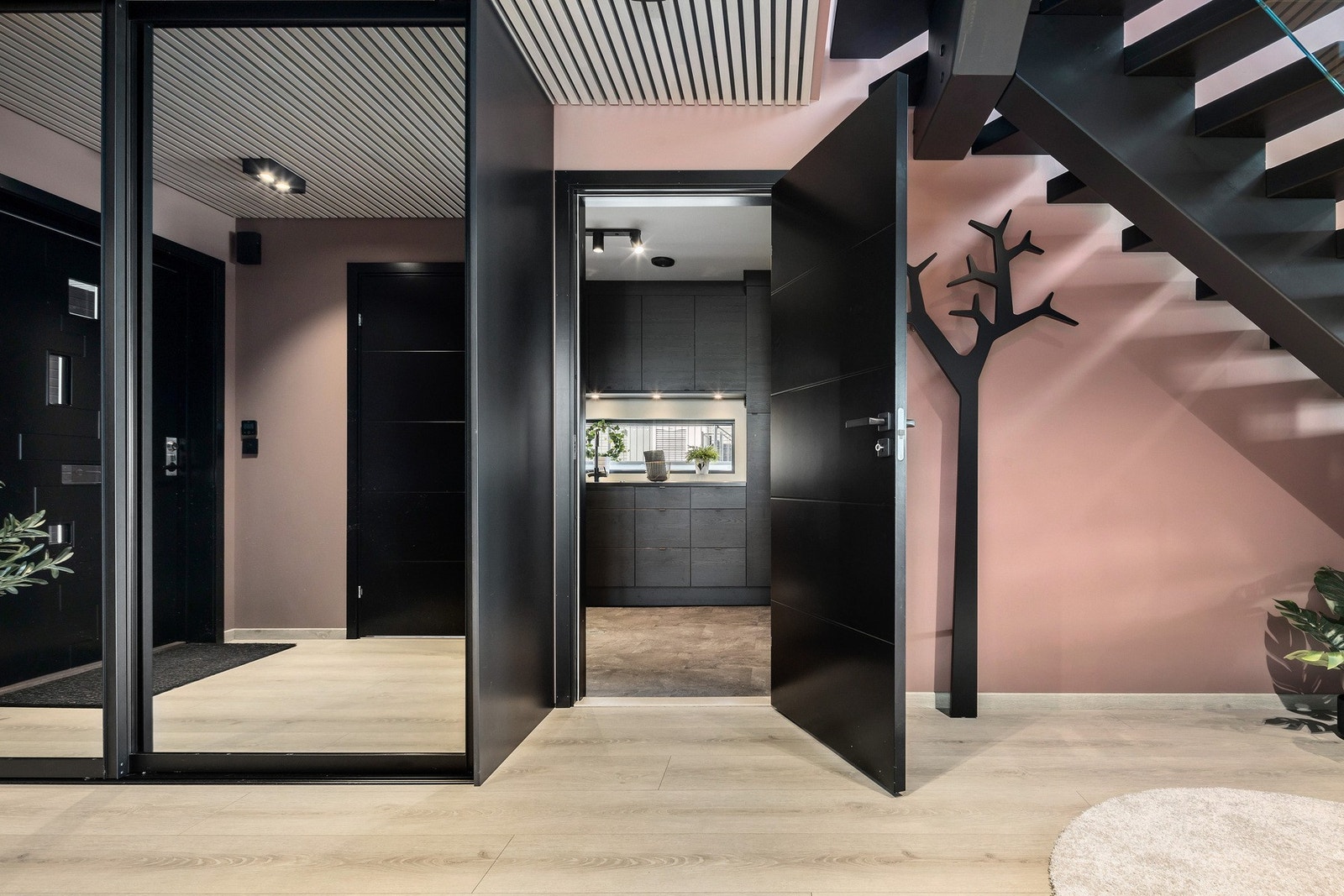 Stor og innbydende gang med skyvedørsgarderobe med speilfronter Galleribilde