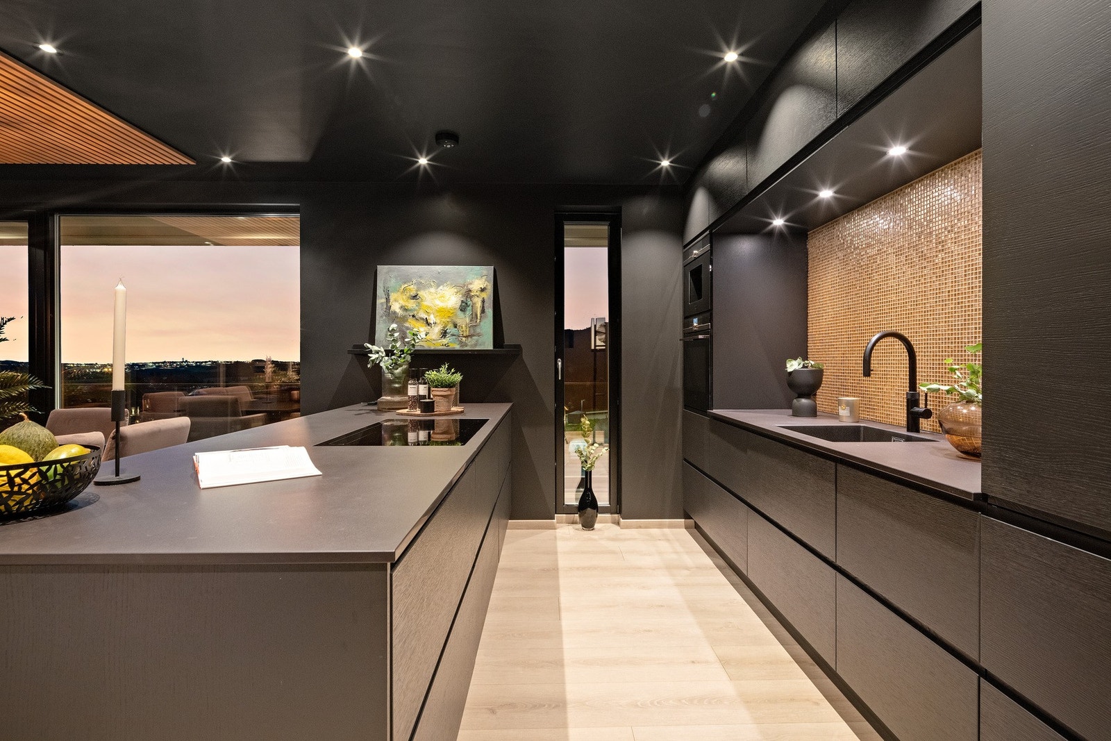 Sort kvalitetskjøkken fra Fossline med integrerte hvitevarer fra Siemens Galleribilde