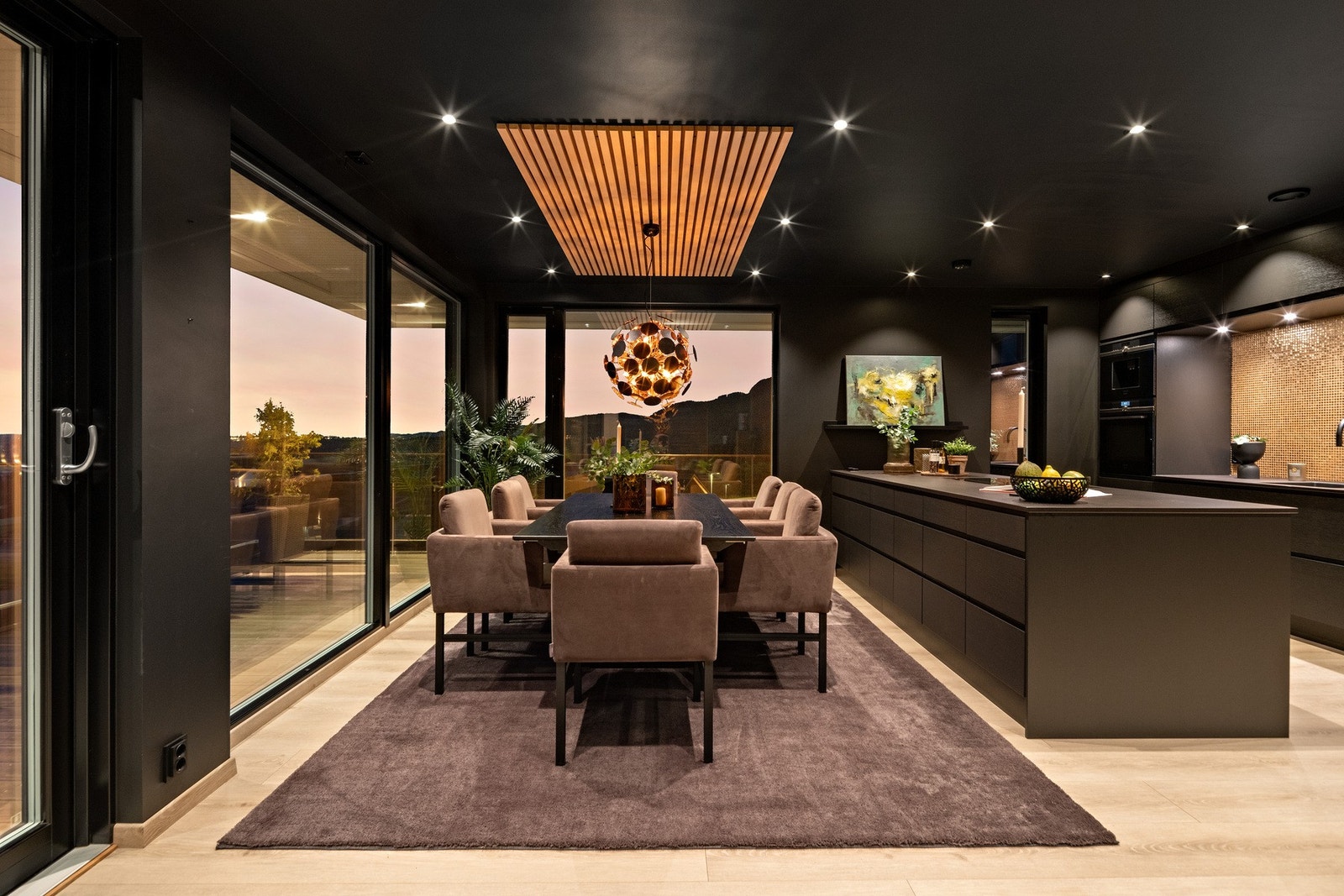 Gjennomgående bruk av svarte materialer og detaljer. Legg spesielt merke til det svarte taket. Galleribilde