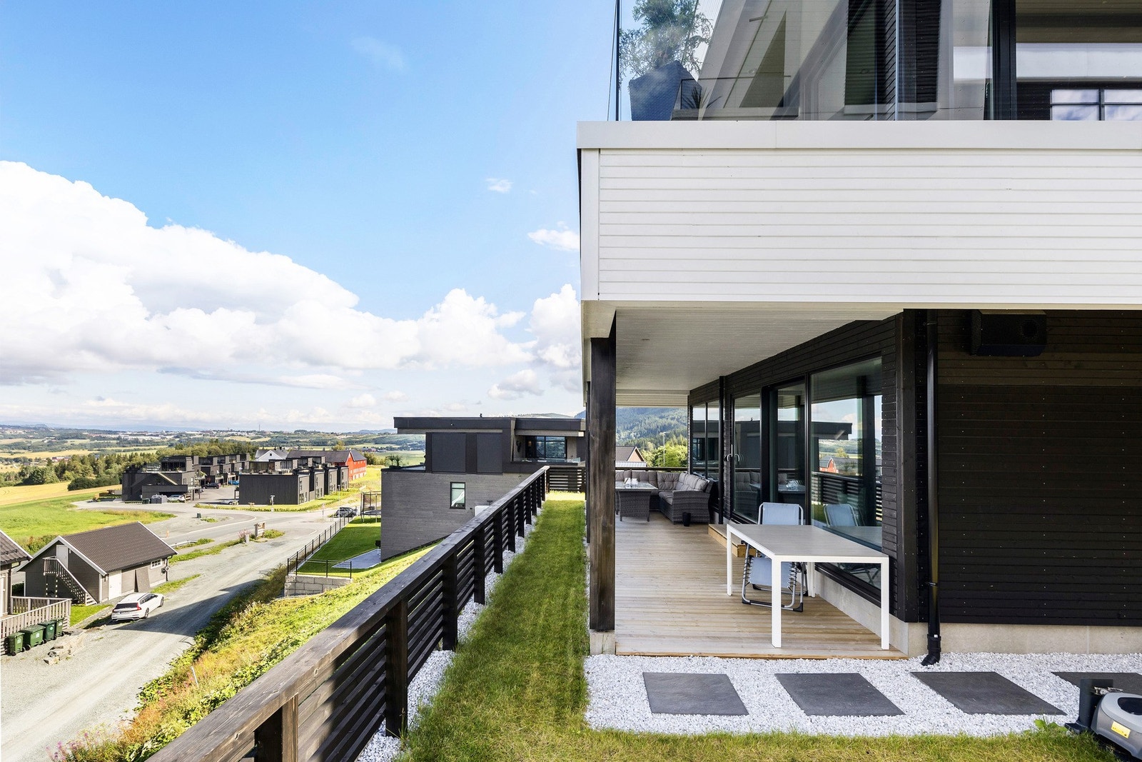 Plena rundt huset klippes av robotklipper Galleribilde