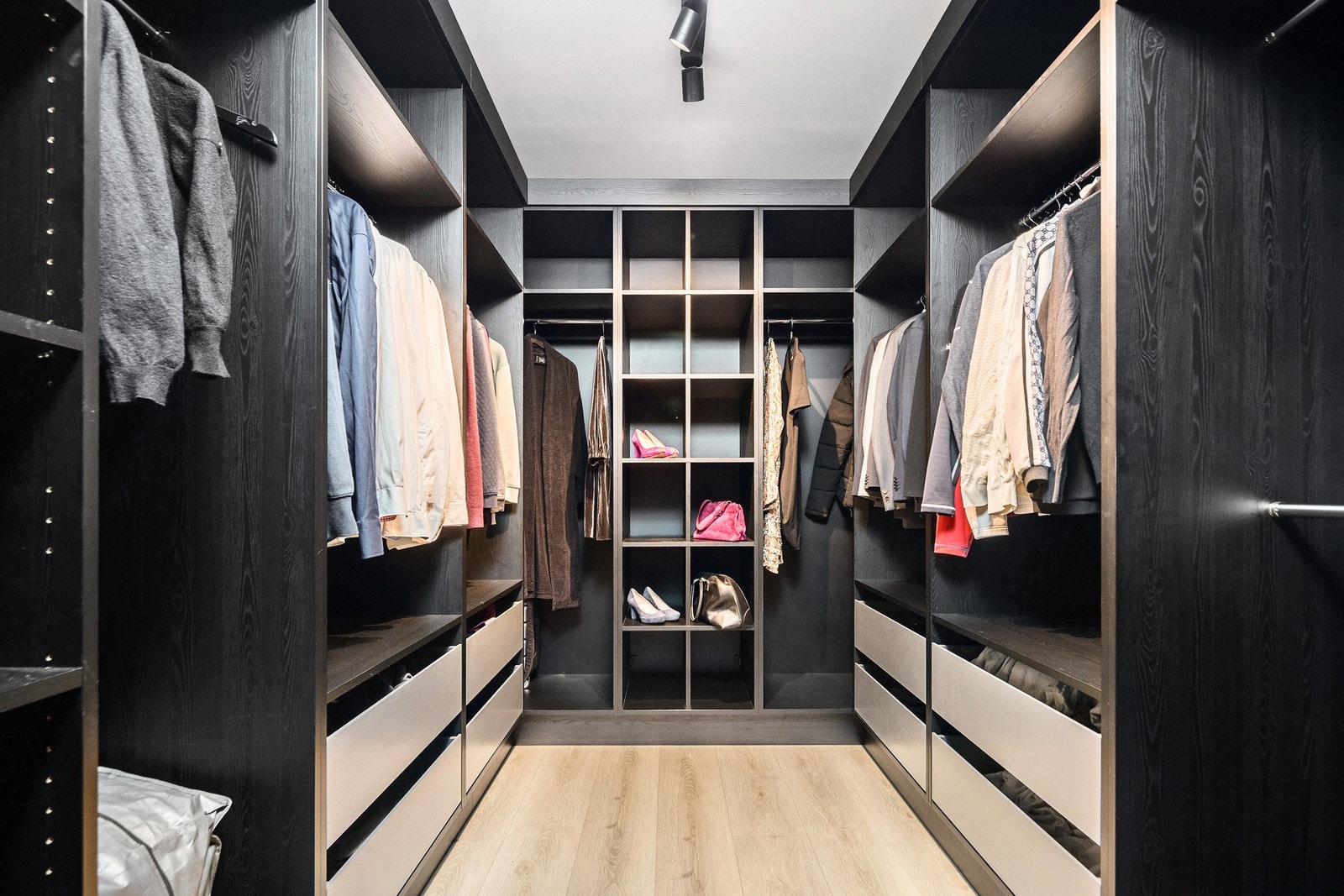 Fra vaskerommet går du inn til et stort walk-in-closet Galleribilde