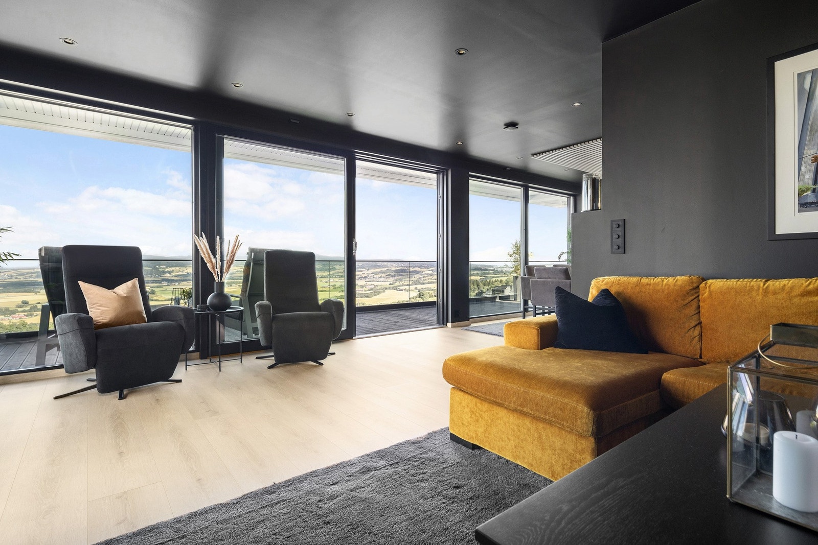 Store vindusflater mot den eksepsjonelle utsikten Galleribilde