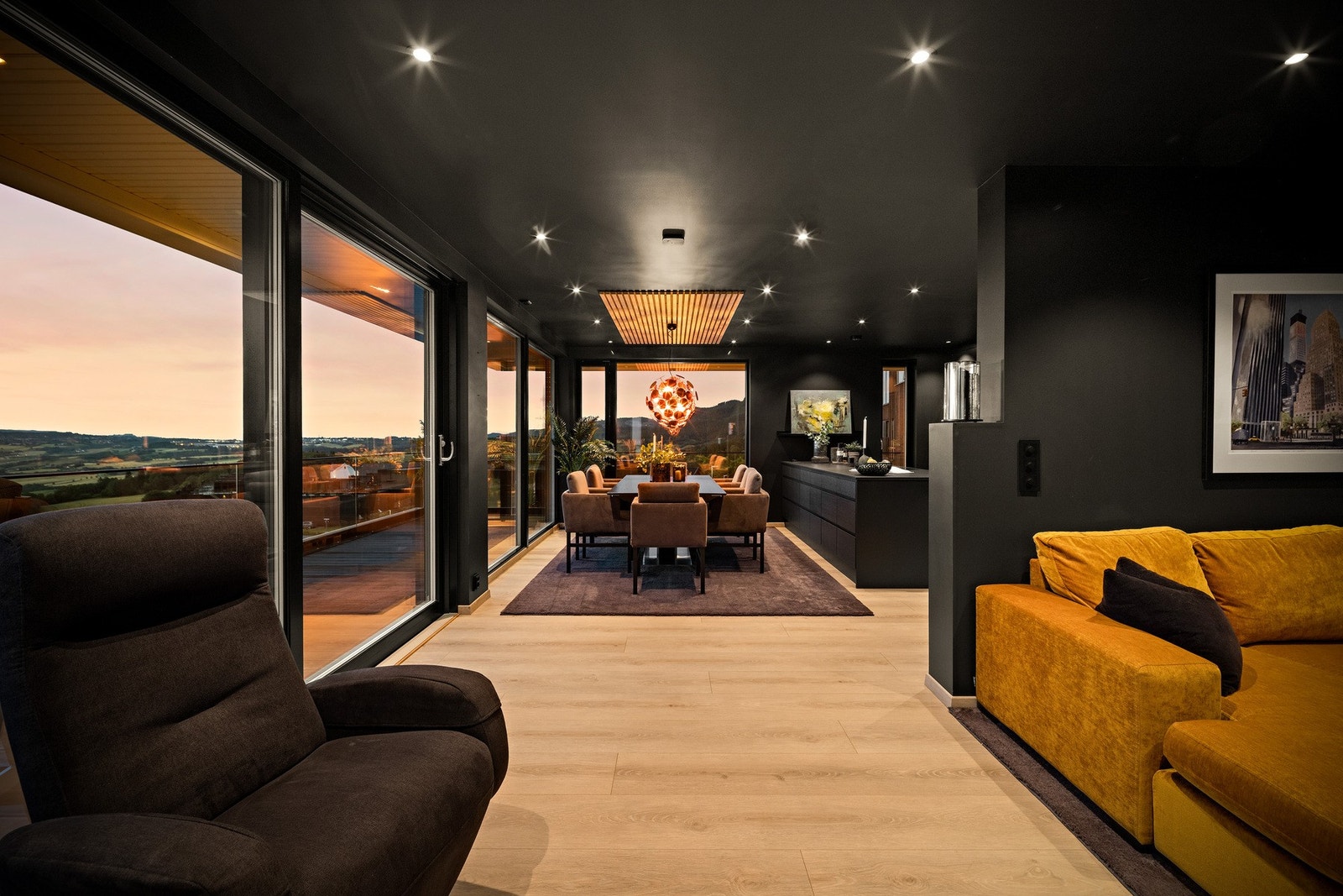 Rommets størrelse gir god plass til å møblere i flere soner Galleribilde