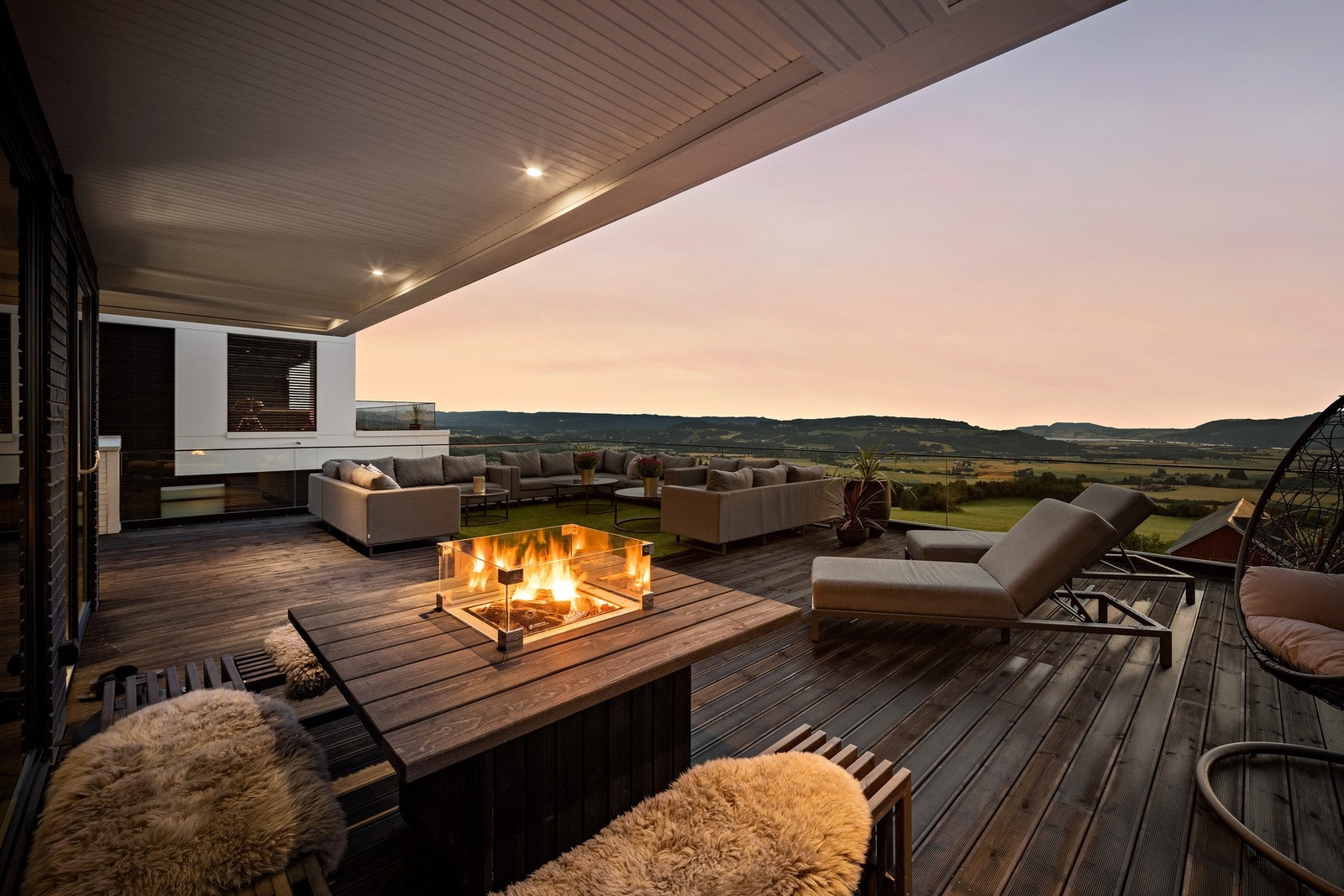 Terrassen i øverste etasje er rett og slett spektakulær. Her nyter du enestående sol- og utsiktsforhold Galleribilde