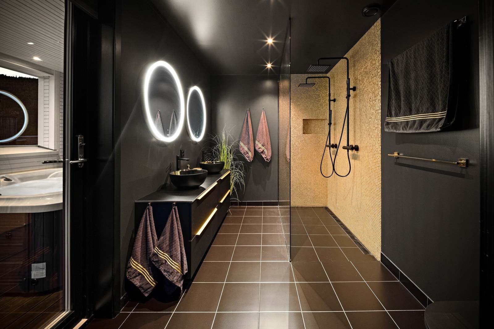 Fra det lekre badet har du egen verandadør ut til overbygd terrasse med jacuzzi Galleribilde