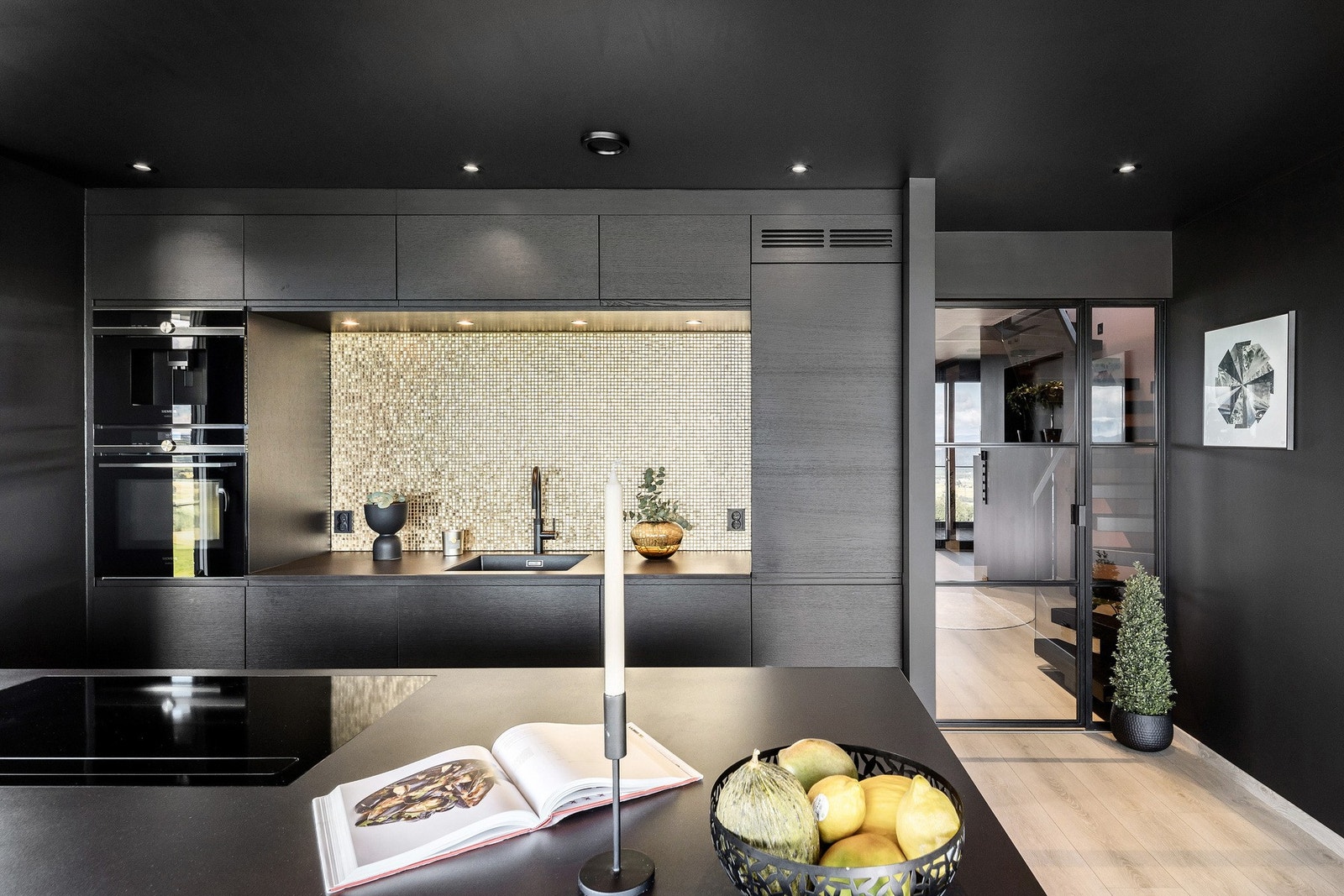 Integrerte hvitevarer fra Siemens bestående av bl.a platetopp med integrert ventilator, kaffemaskin og stekovn Galleribilde