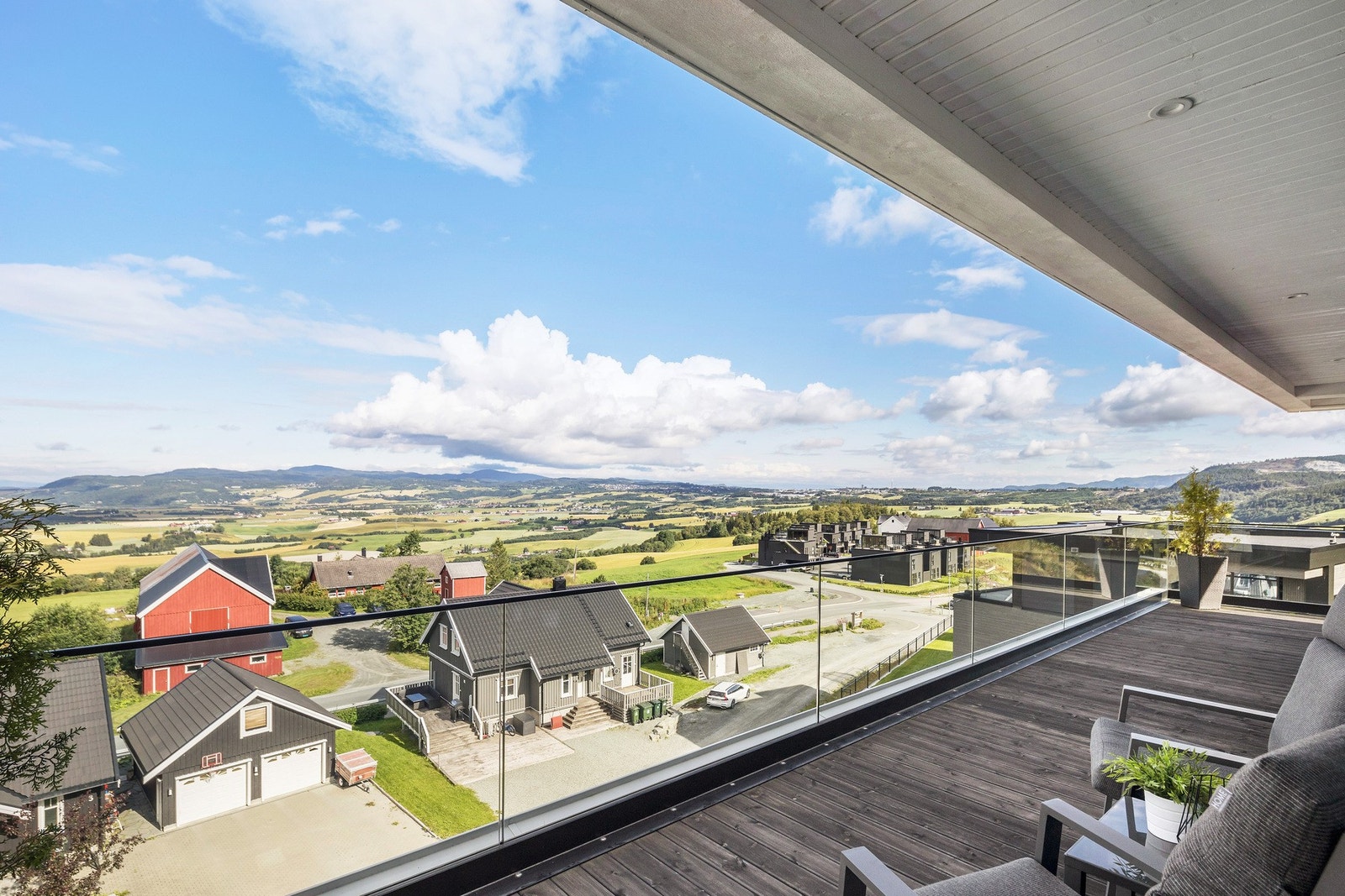 Fra stua har du utgang til en overbygd terrasse med god plass til møblement og f.eks grill Galleribilde