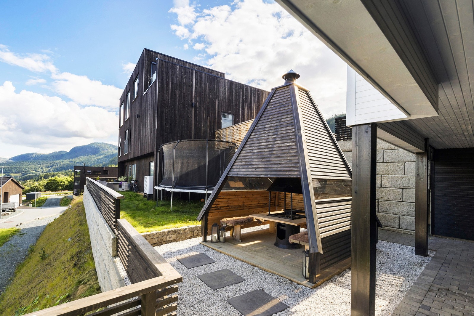 Sokkelen består av to utleiedeler. Videre er tomta pent opparbeidet med grillhytte, steinheller og plen. Galleribilde