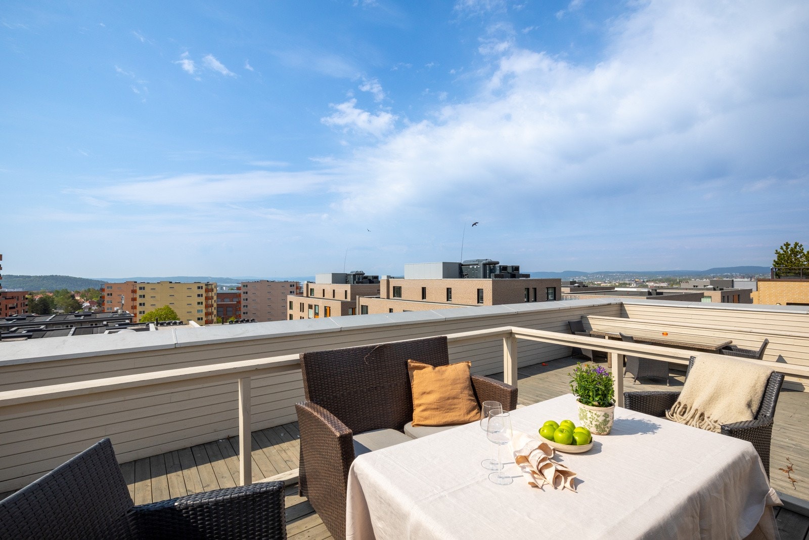 I tillegg til en solrik balkong er det tilgang på en stor takterrasse for beboerne i sameiet med sol hele dagen og super utsikt Galleribilde