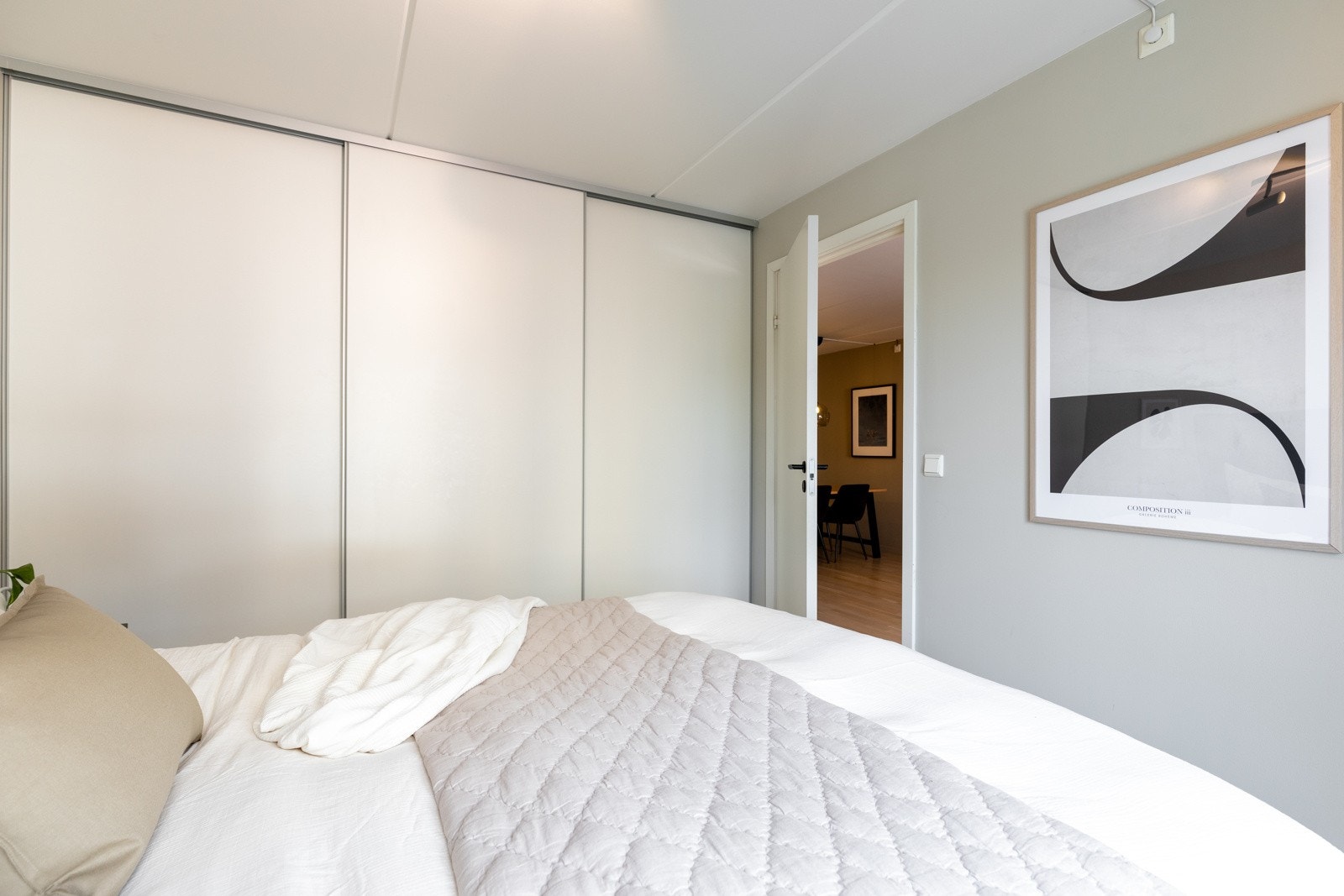 Garderoben medfølger ved salg og er praktisk innredet for å utnytte lagringsplassen optimalt Galleribilde