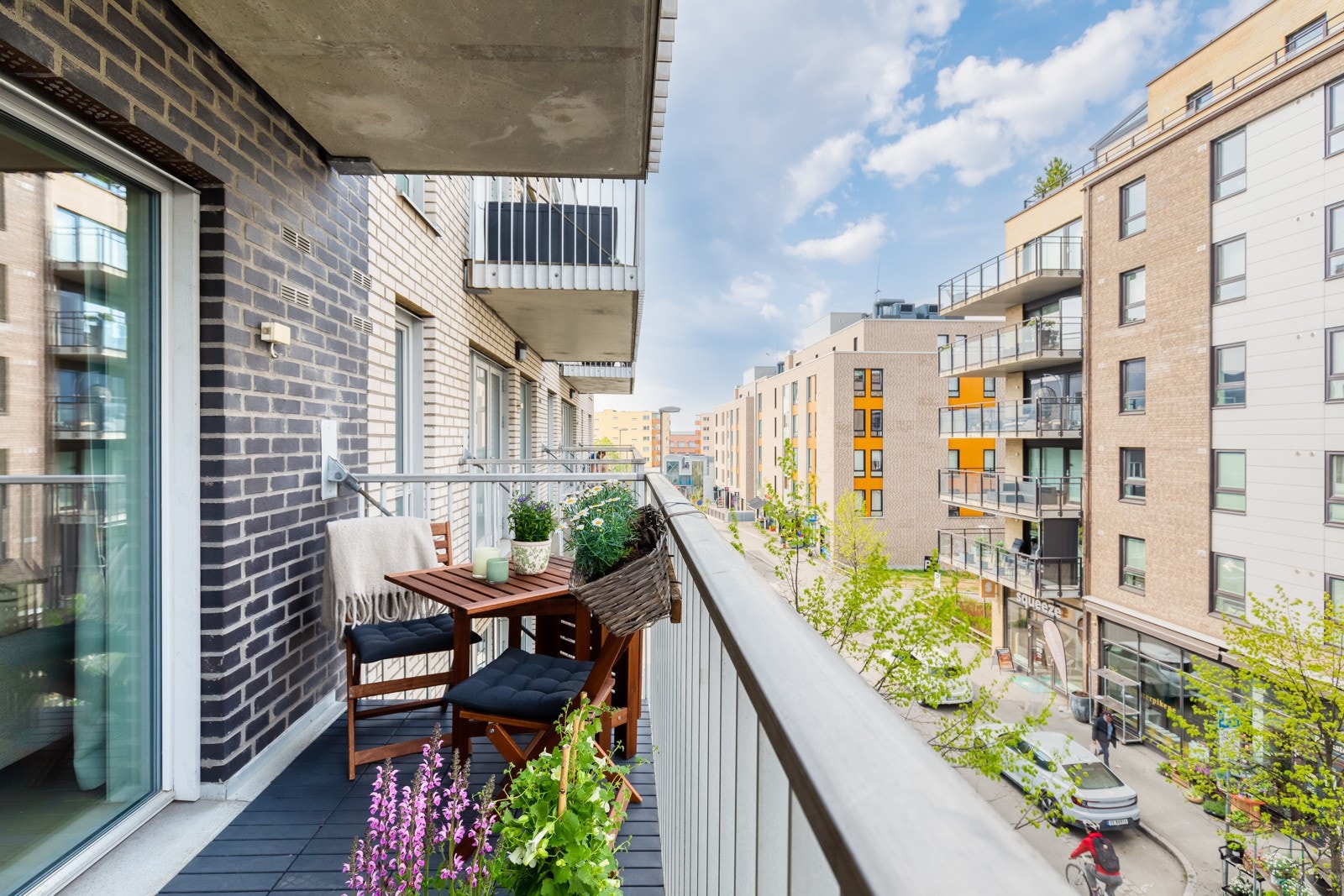 Balkongen er vestvendt med gode solforhold på ettermiddag/kveld Galleribilde