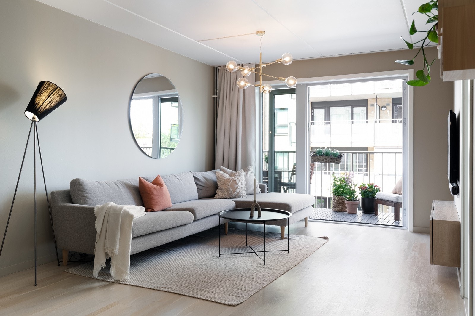 Stuen er malt i moderne farger og er enkel å møblere med plass til stor sofa, tv-møblement og spisestue Galleribilde