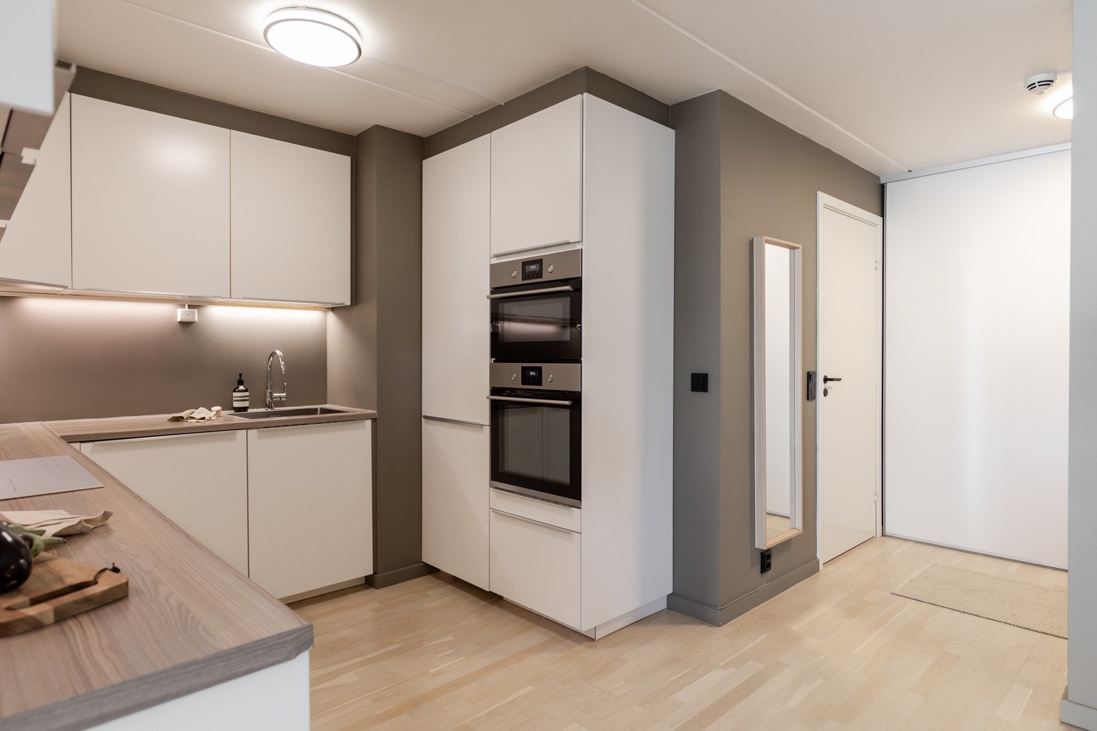 Integrerte, gode hvitevarer inkluderer kjøl/frys, komfyr, mikro, oppvaskmaskin og induksjon platetopp Galleribilde