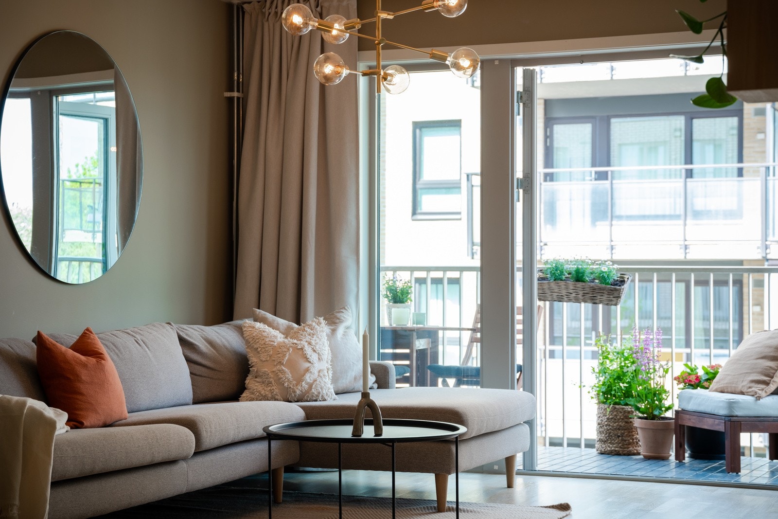 På sommerhalvåret er balkongen en deilig forlengelse av stuen og en flott plass for matlaging ved grillen Galleribilde