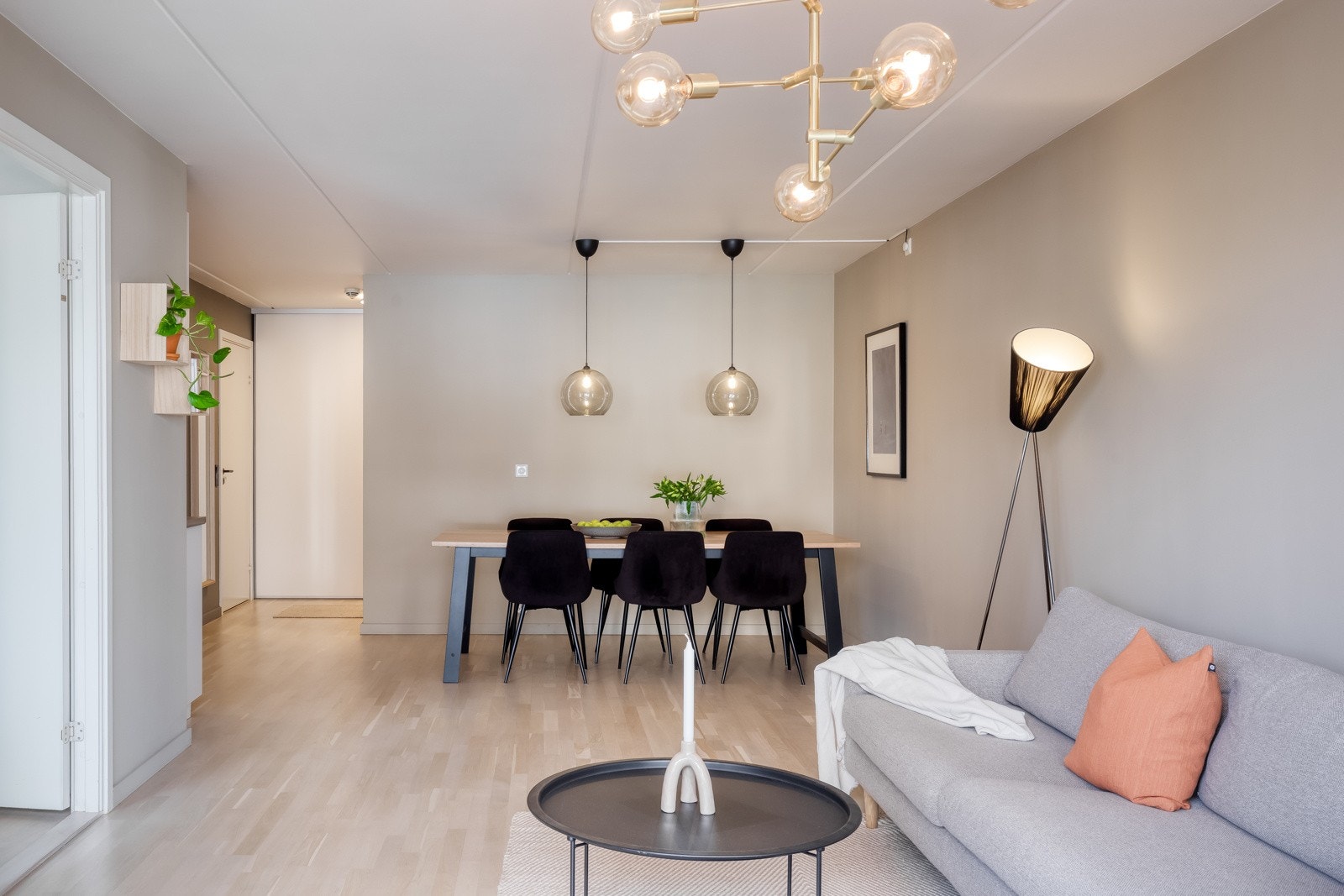 Det er godt å kunne invitere til hyggelige middager uten å måtte ommøblere for å få plass til mange rundt bordet Galleribilde