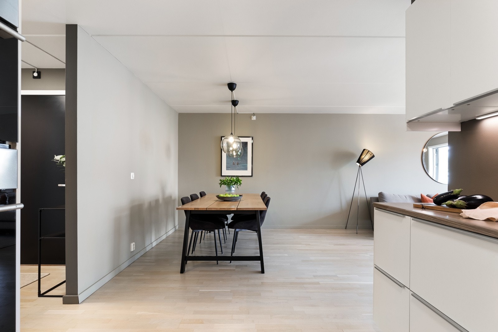 Hold gjestene enkelt med selskap under matlagingen Galleribilde