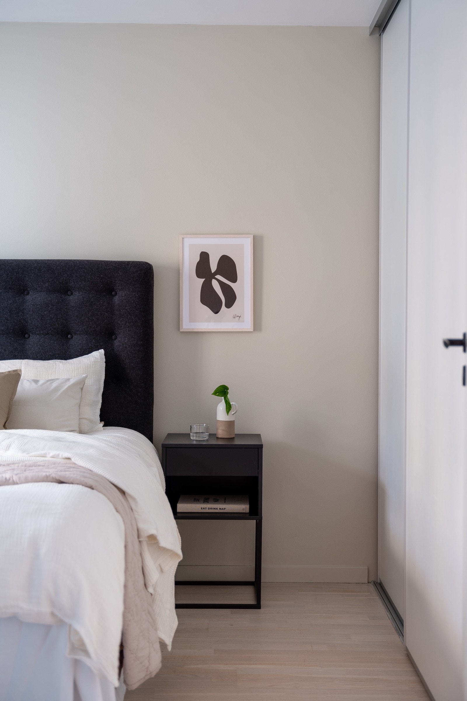 Videre er det rikelig garderobeplass i en stor skyvedørsgarderobe plassert bak døren inn til rommet Galleribilde