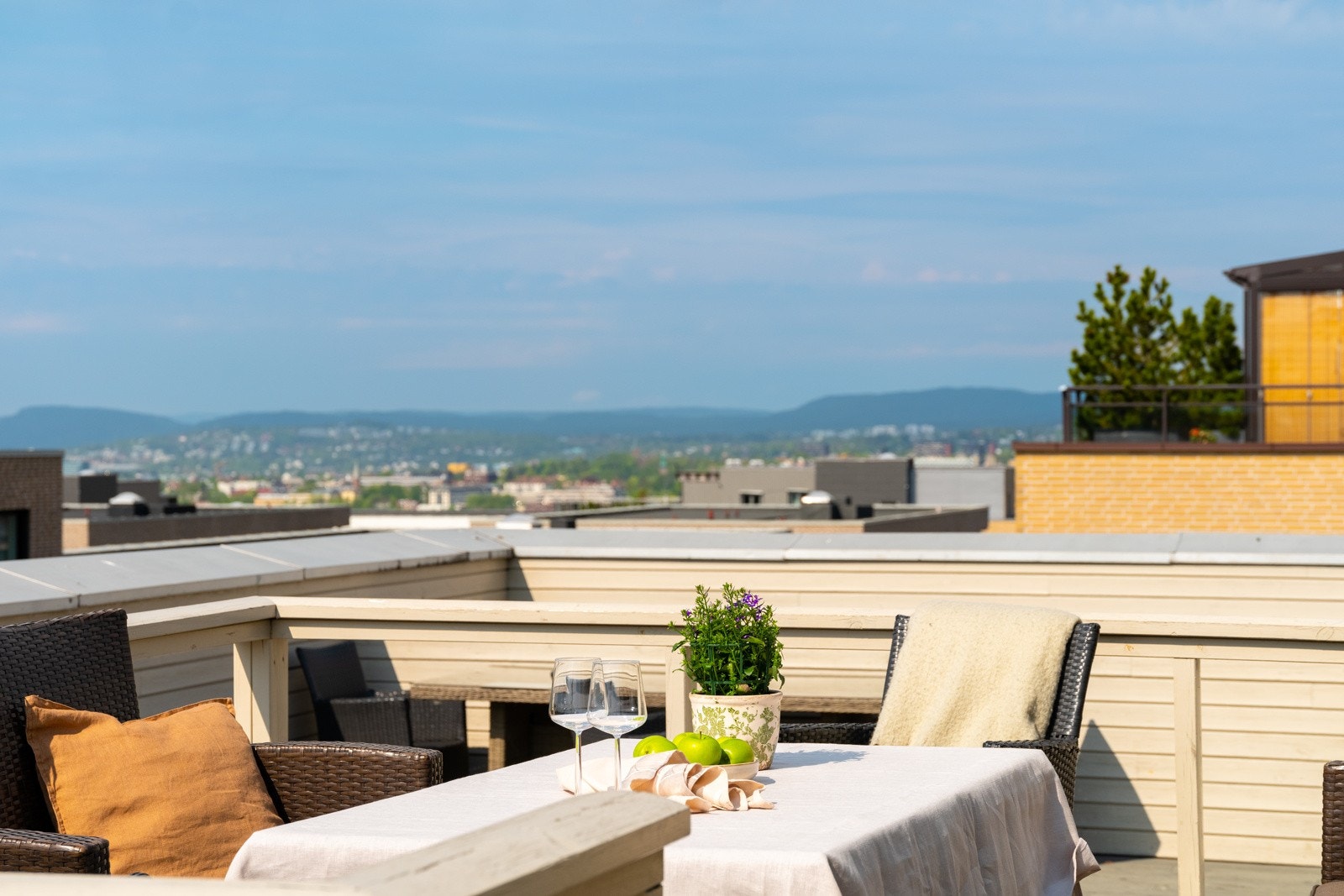 Beboerne i sameiet har tilgang til en stor, felles takterrasse med flere sittegrupper, gode solforhold og flott utsikt Galleribilde