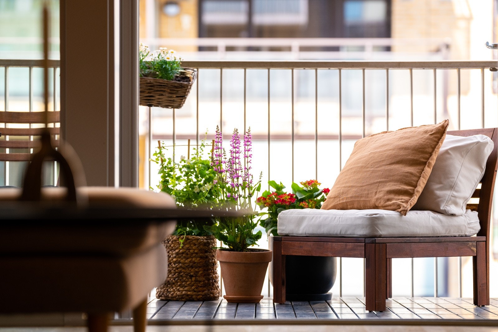 Store doble dører som kan åpnes på vidt gap mot balkongen Galleribilde