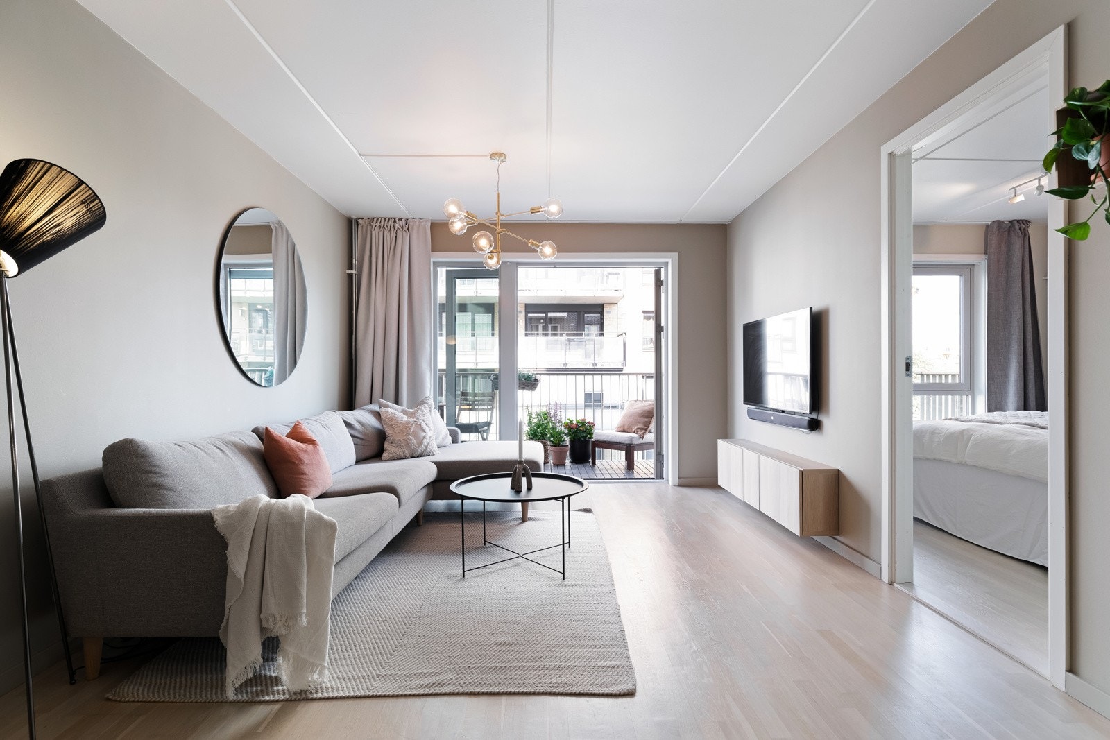 Lyse parkettgulv, god takhøyde og naturlig lysinnslipp fra store vindusflater mot balkong Galleribilde