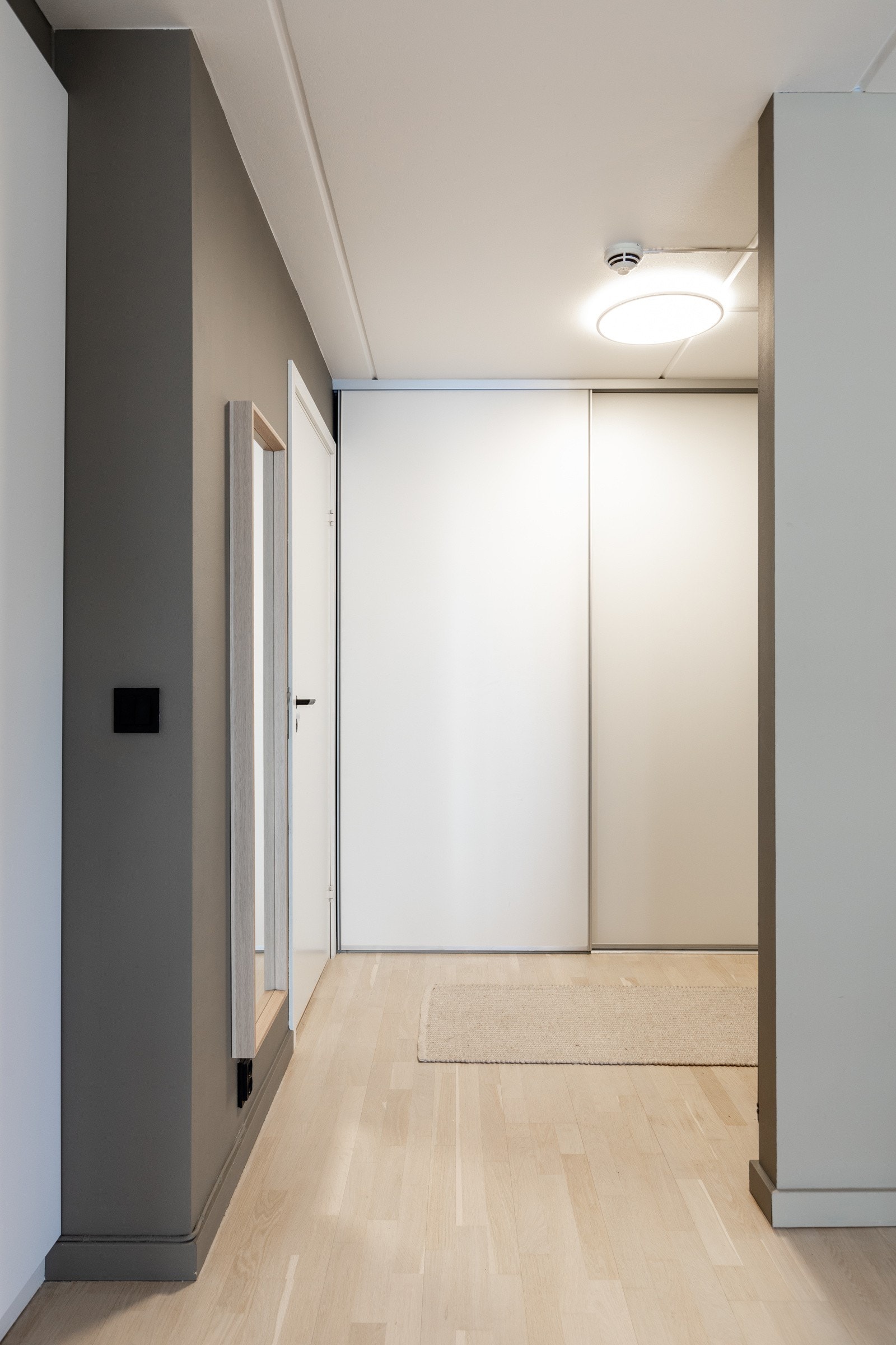 Her er det også mye lagringsplass i skyvedørsgarderobe Galleribilde