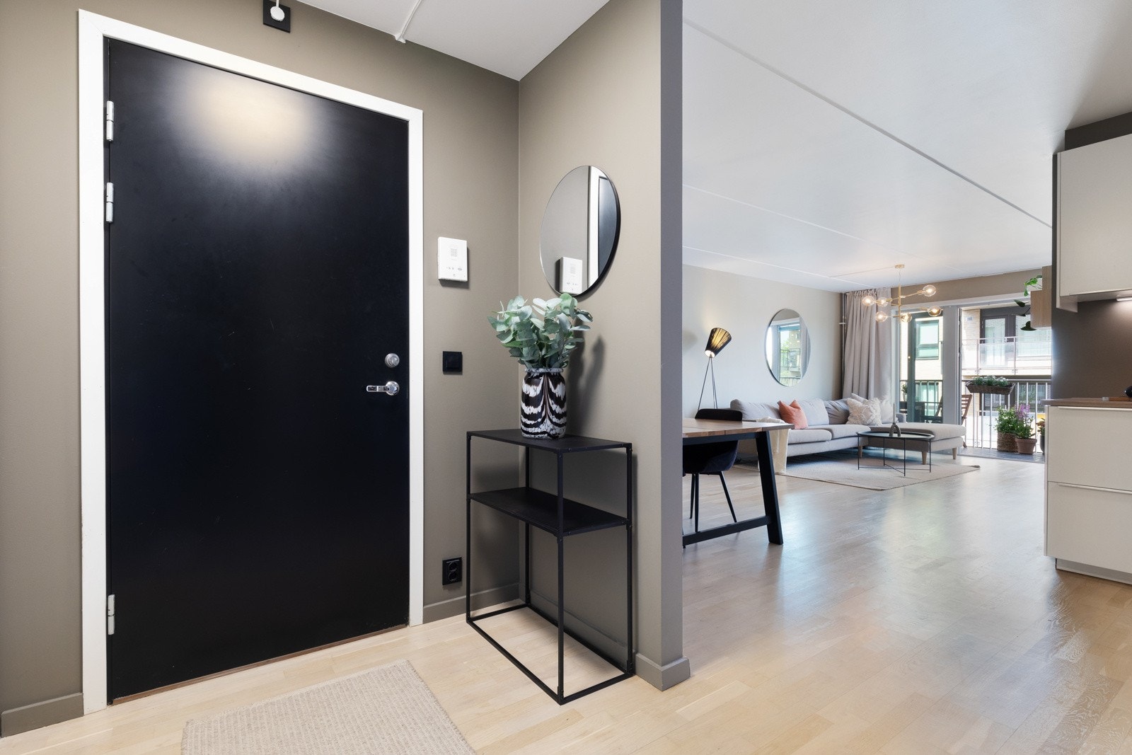 En romslig og innbydende entré med plass for å henge fra seg yttertøy og sette fra seg sko Galleribilde