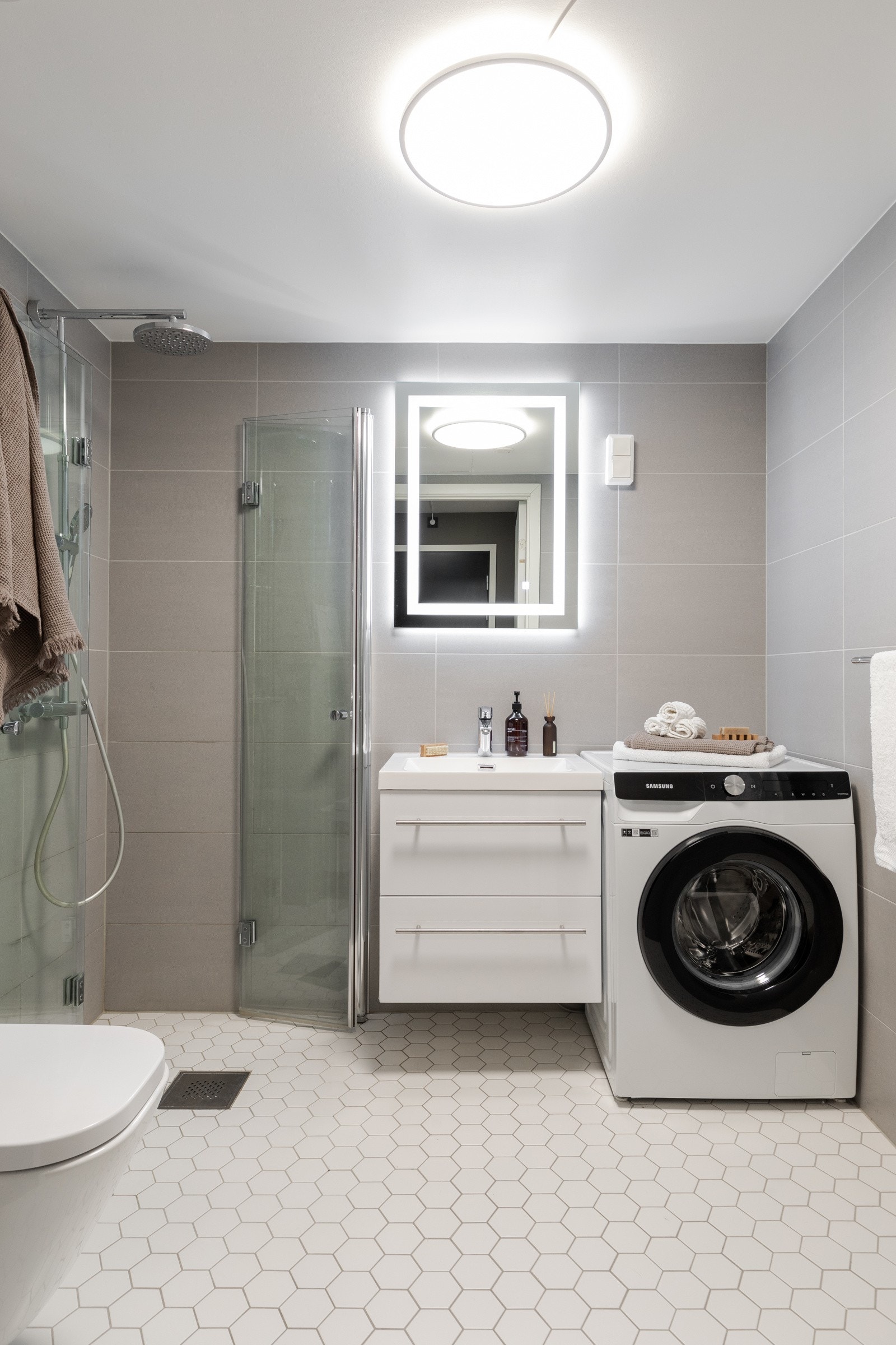 Badet er også fornyet i 2017 med lekre fliser og tidløs innredning Galleribilde