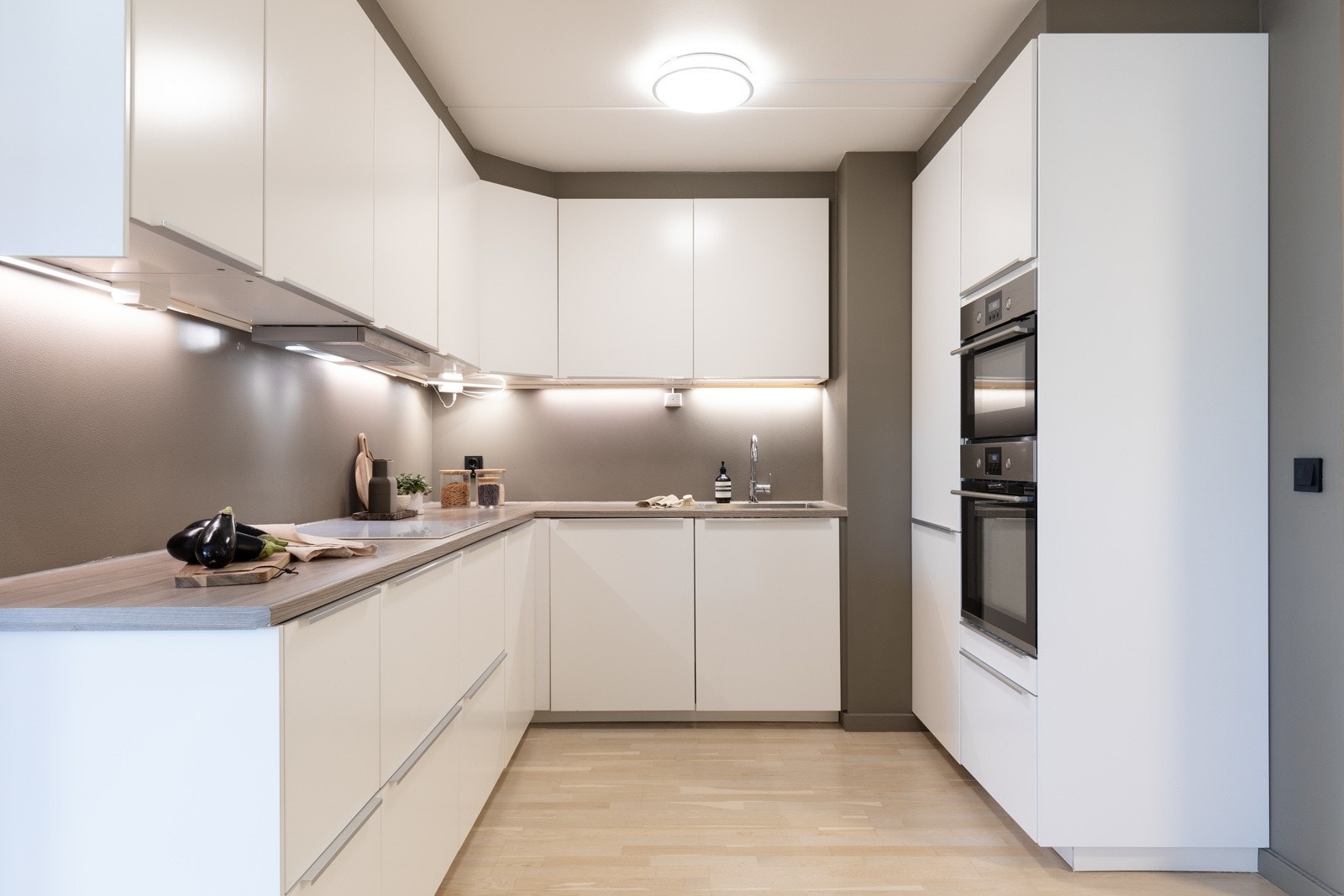 Kjøkkenet ble pusset opp i 2017 og har mye lagringsplass og benkeplass Galleribilde