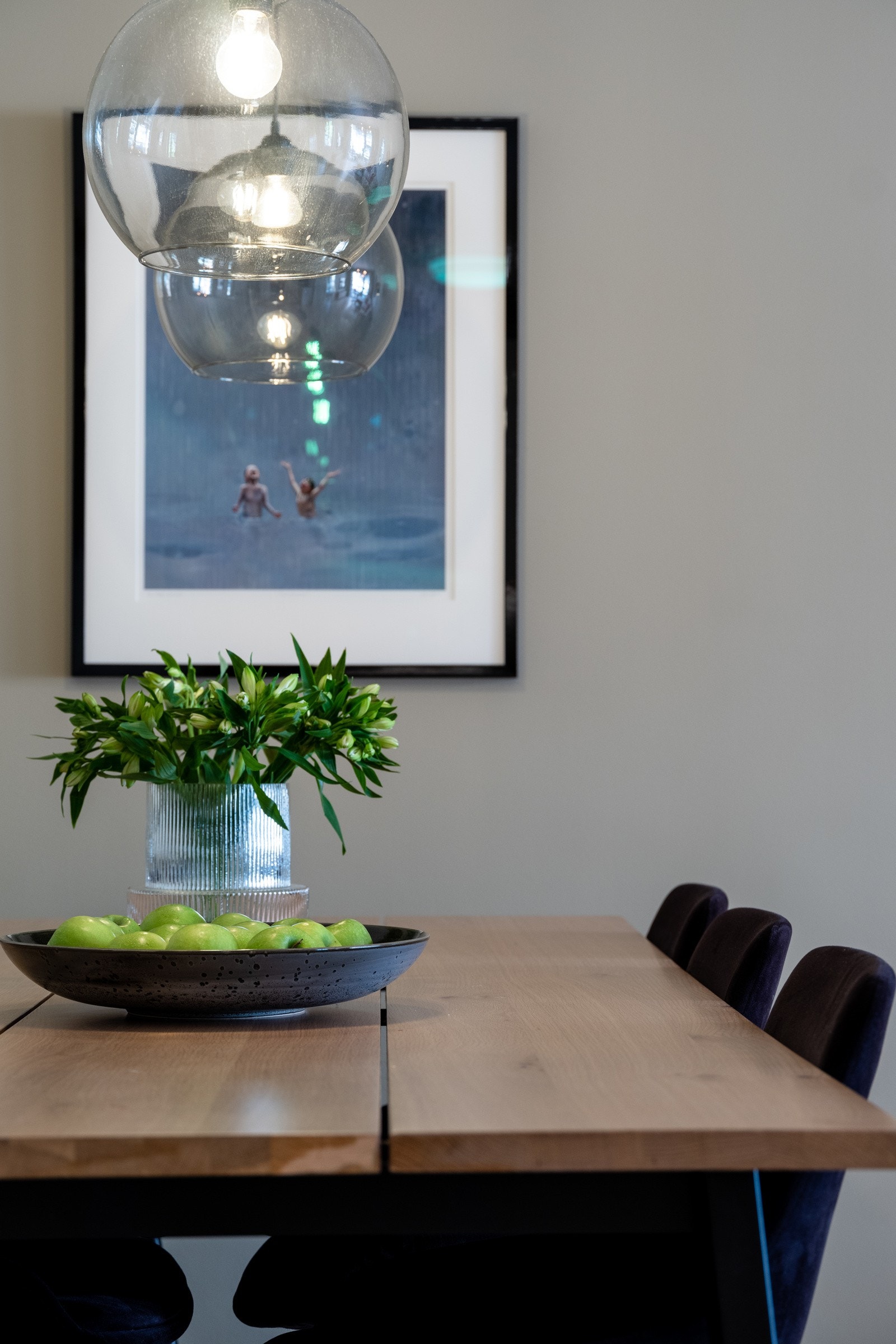 Her er det naturlig å ha et bord med seks stoler fremme Galleribilde