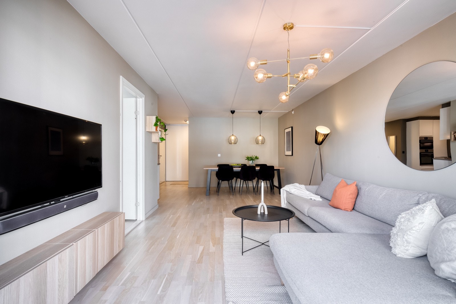 Stuen er praktisk utformet og det er klart definerte soner for møblering Galleribilde